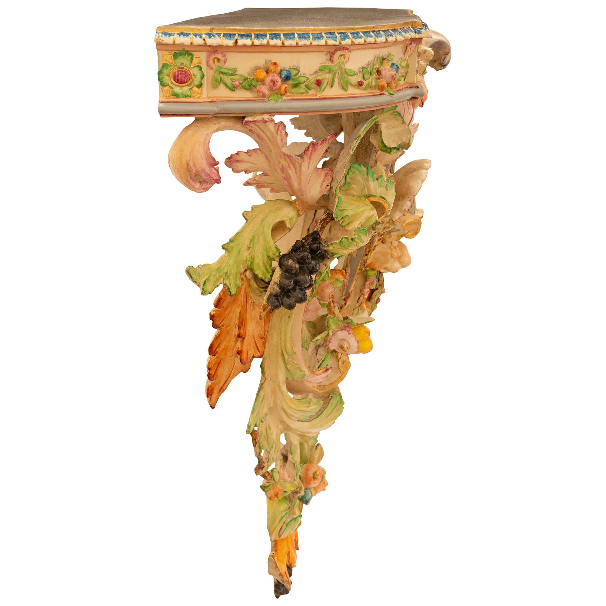 Paar italienische Wandhalterungen aus glasiertem, patiniertem, patiniertem Holz im Barockstil des 19. Jahrhunderts (Glasiert) im Angebot