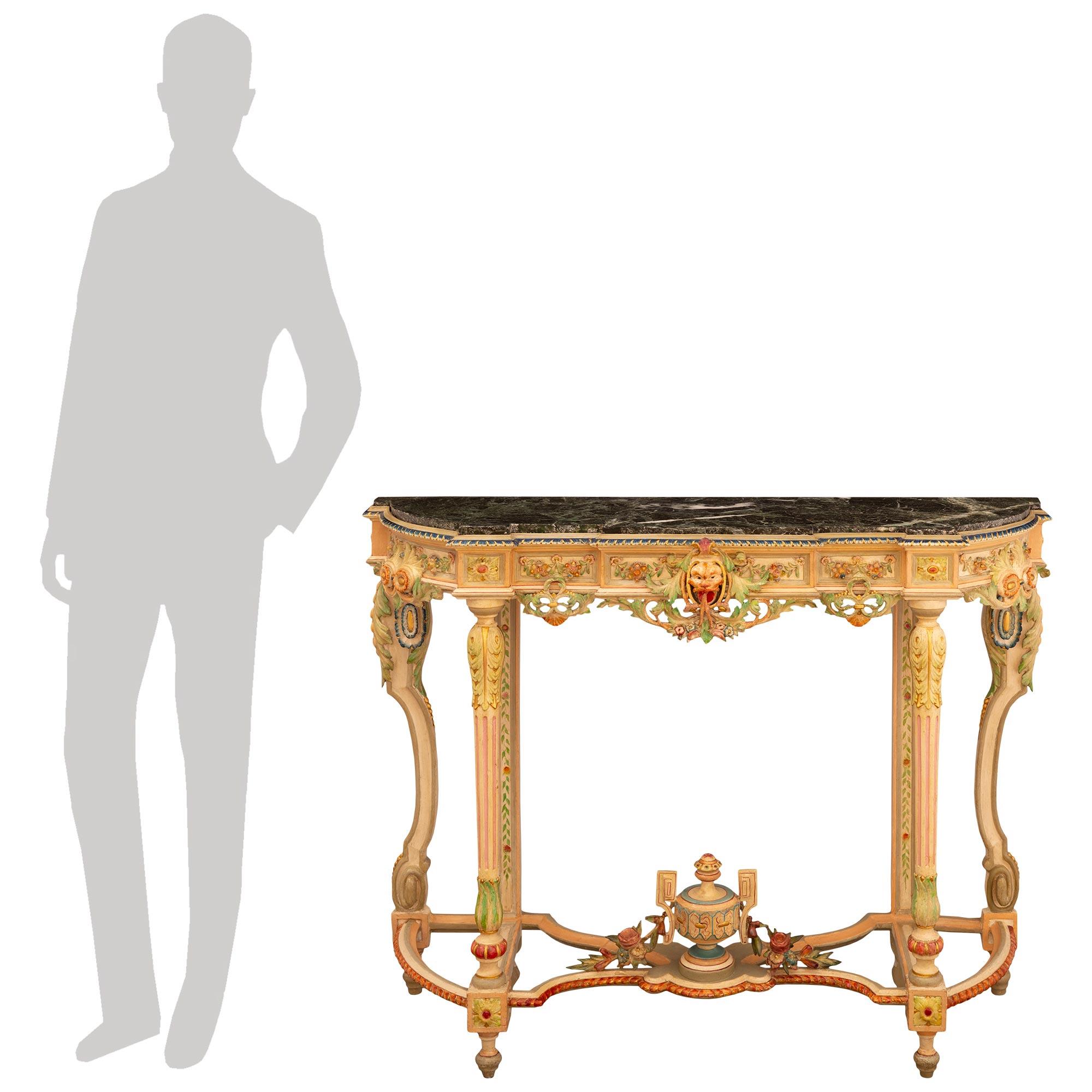 Una coppia altamente decorata e molto elegante di consolle in legno patinato e marmo Vert de Patricia del XIX secolo. Ogni console meravigliosamente dettagliata è sollevata su sei gambe decorate in modo unico e sostenuta da sei piedi a forma di