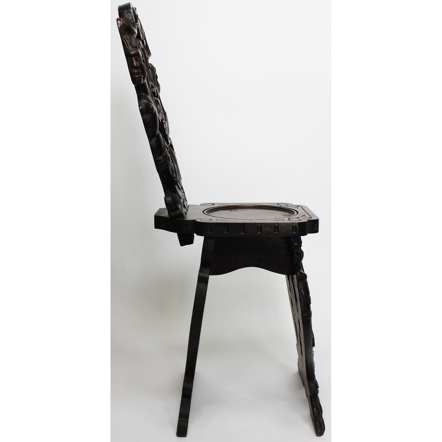 Noyer Paire de chaises d’appoint Sgabello italiennes de style baroque du 19e siècle en noyer sculpté en vente