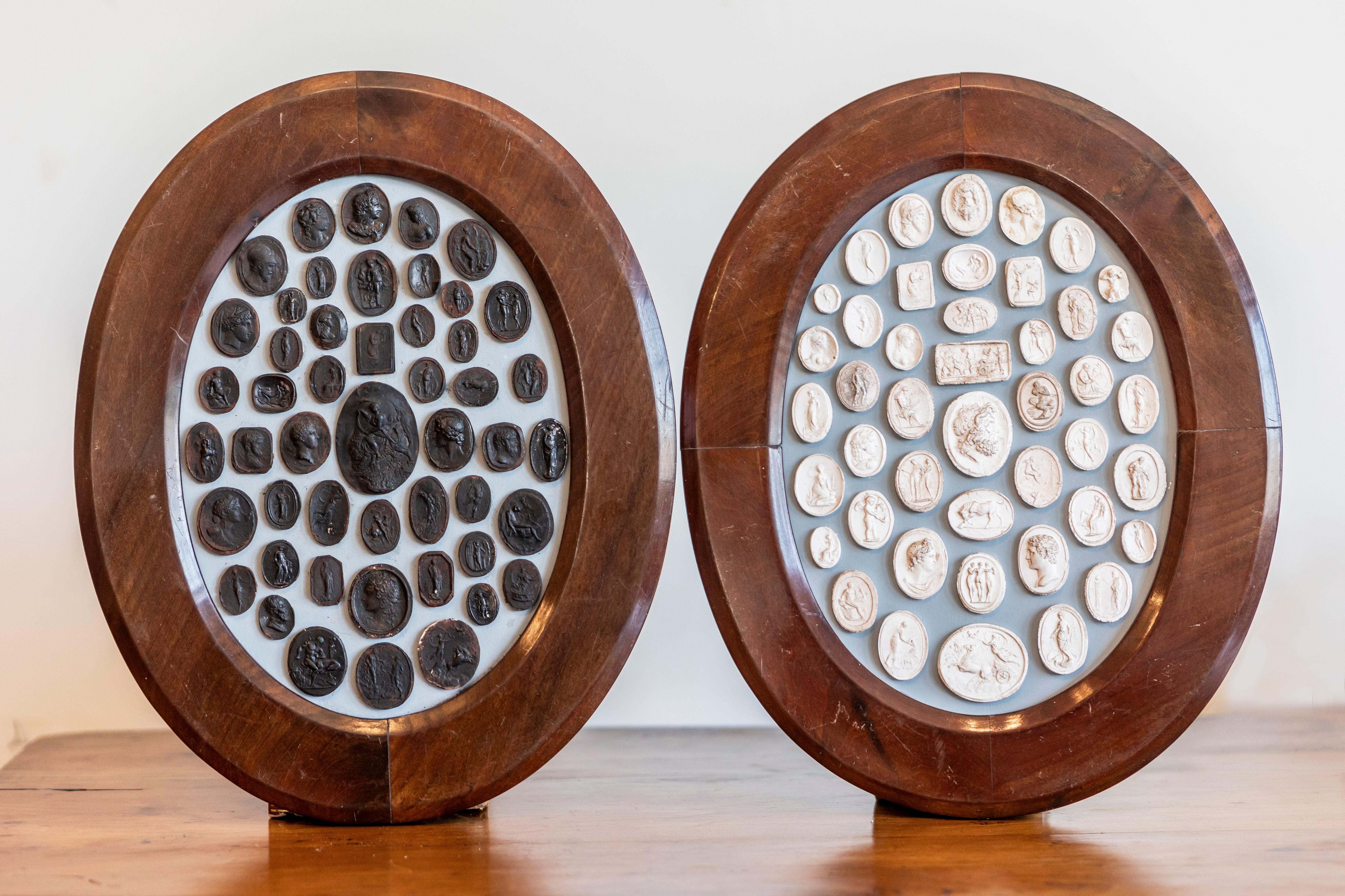 Plaster Pair of Italian 19th Century Black and White Intaglios in Oval Wooden Frames For Sale