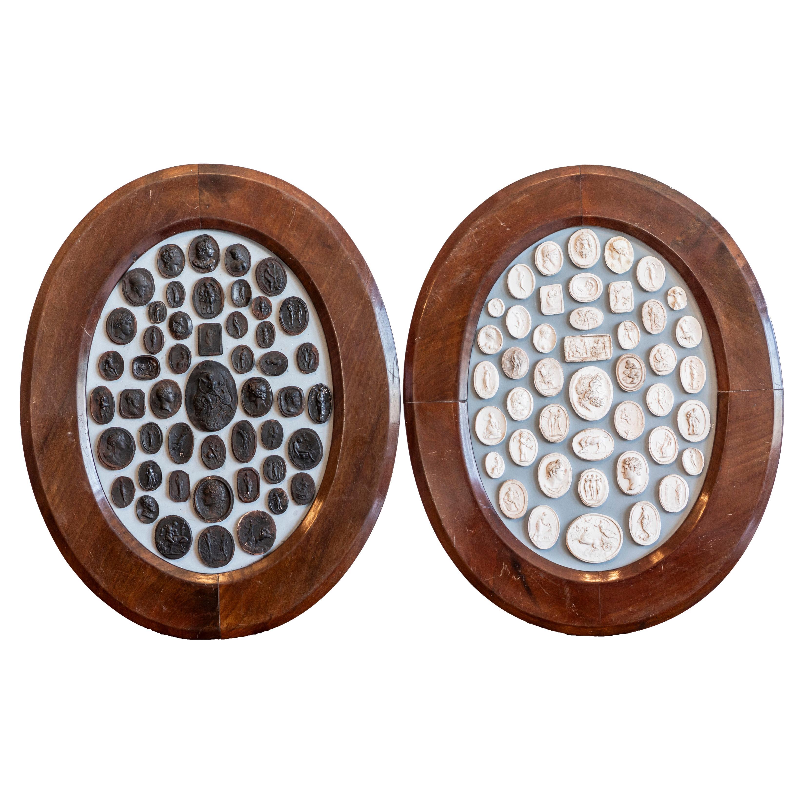Pair of Italian 19th Century Black and White Intaglios in Oval Wooden Frames For Sale
