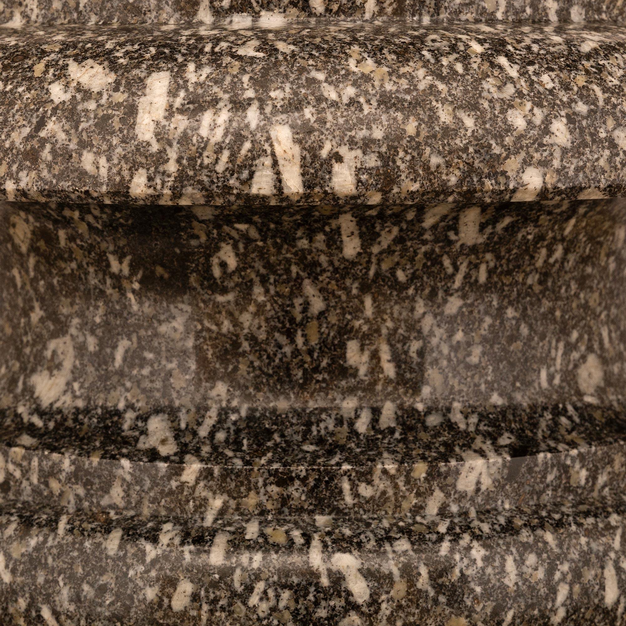Paar italienische Urnen aus grauem Breccia-Marmor des 19. Jahrhunderts im Angebot 1