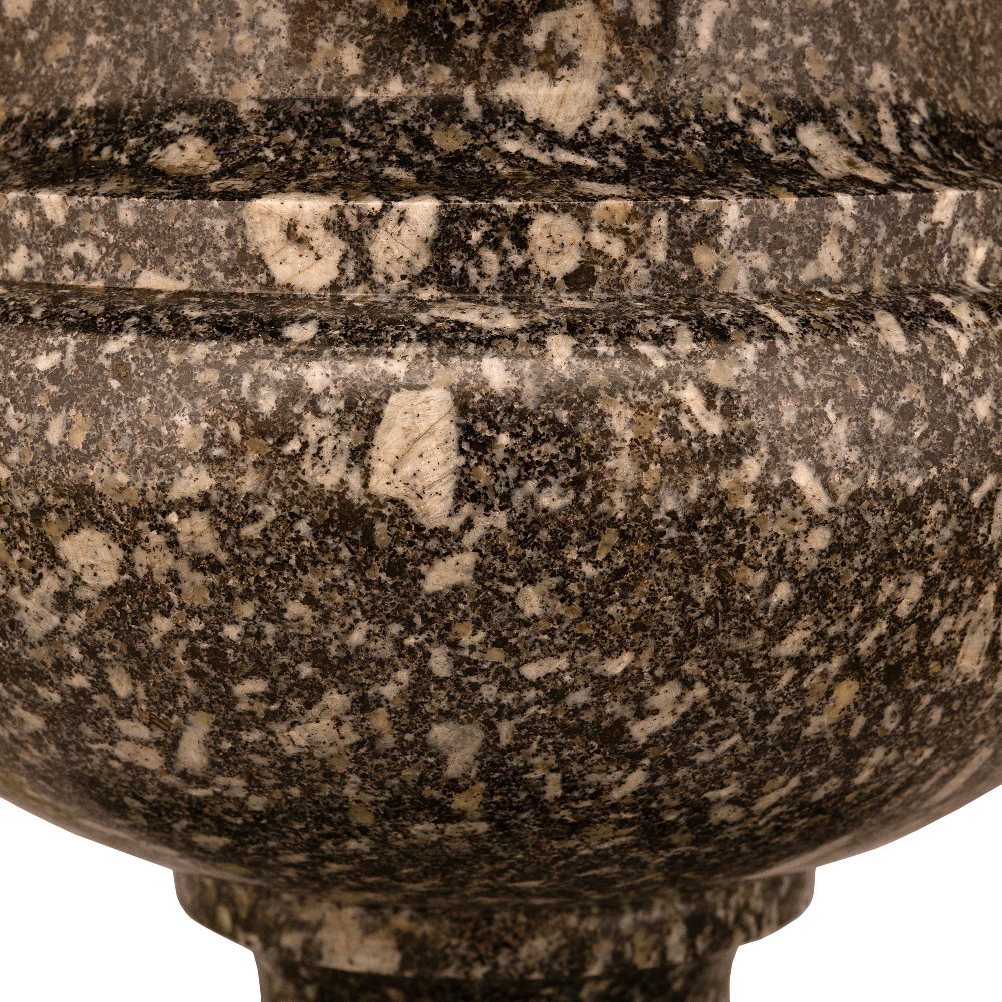 Marmo coppia di urne in marmo grigio Breccia dell'Ottocento italiano in vendita