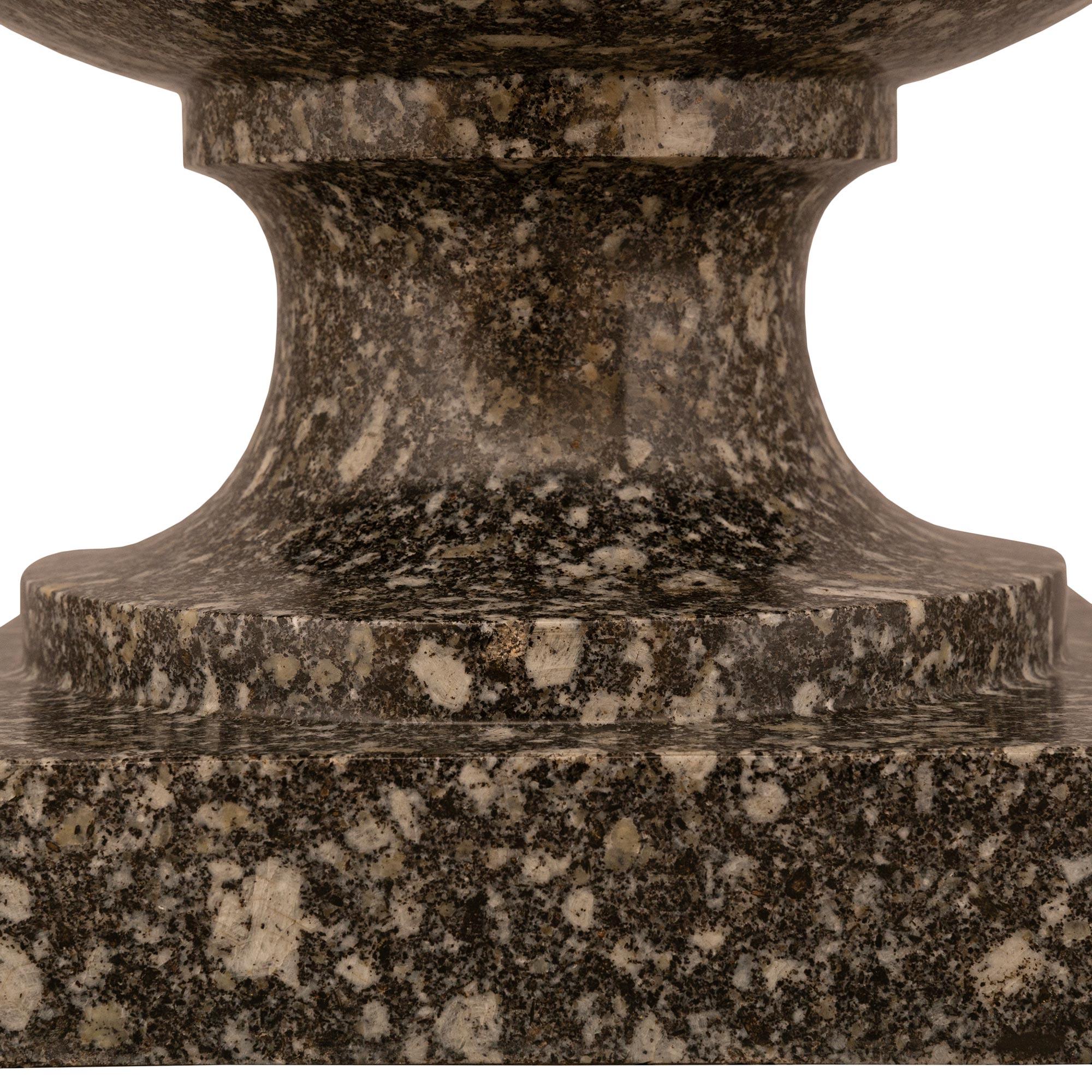 coppia di urne in marmo grigio Breccia dell'Ottocento italiano in vendita 1