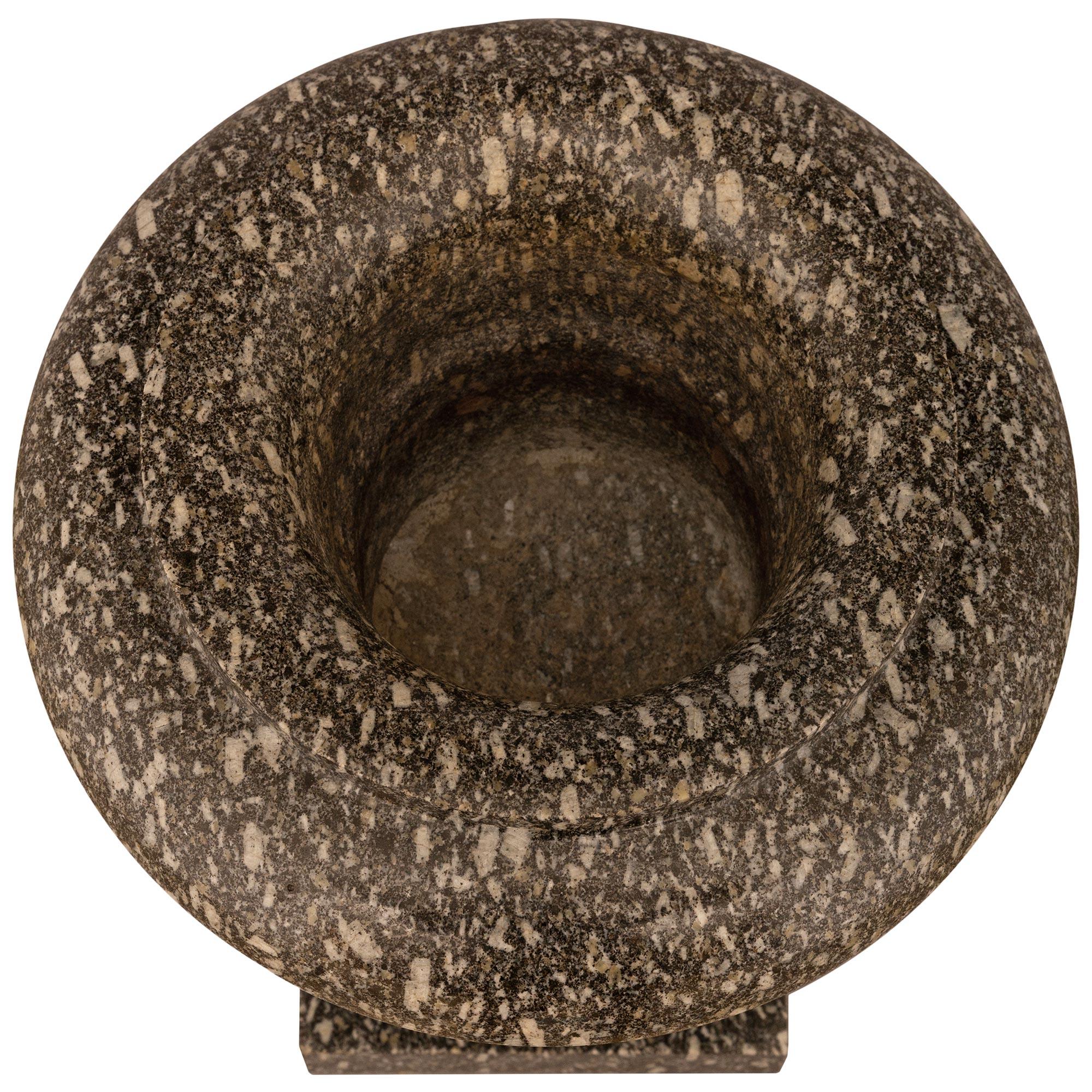 Paar italienische Urnen aus grauem Breccia-Marmor des 19. Jahrhunderts im Angebot 4