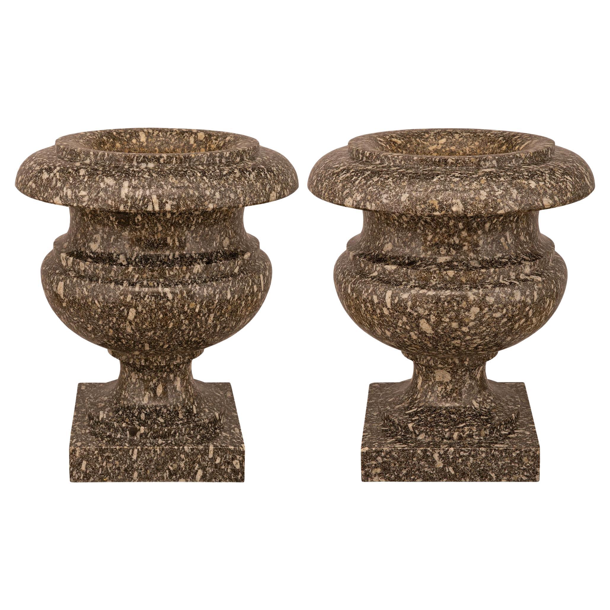 Paar italienische Urnen aus grauem Breccia-Marmor des 19. Jahrhunderts
