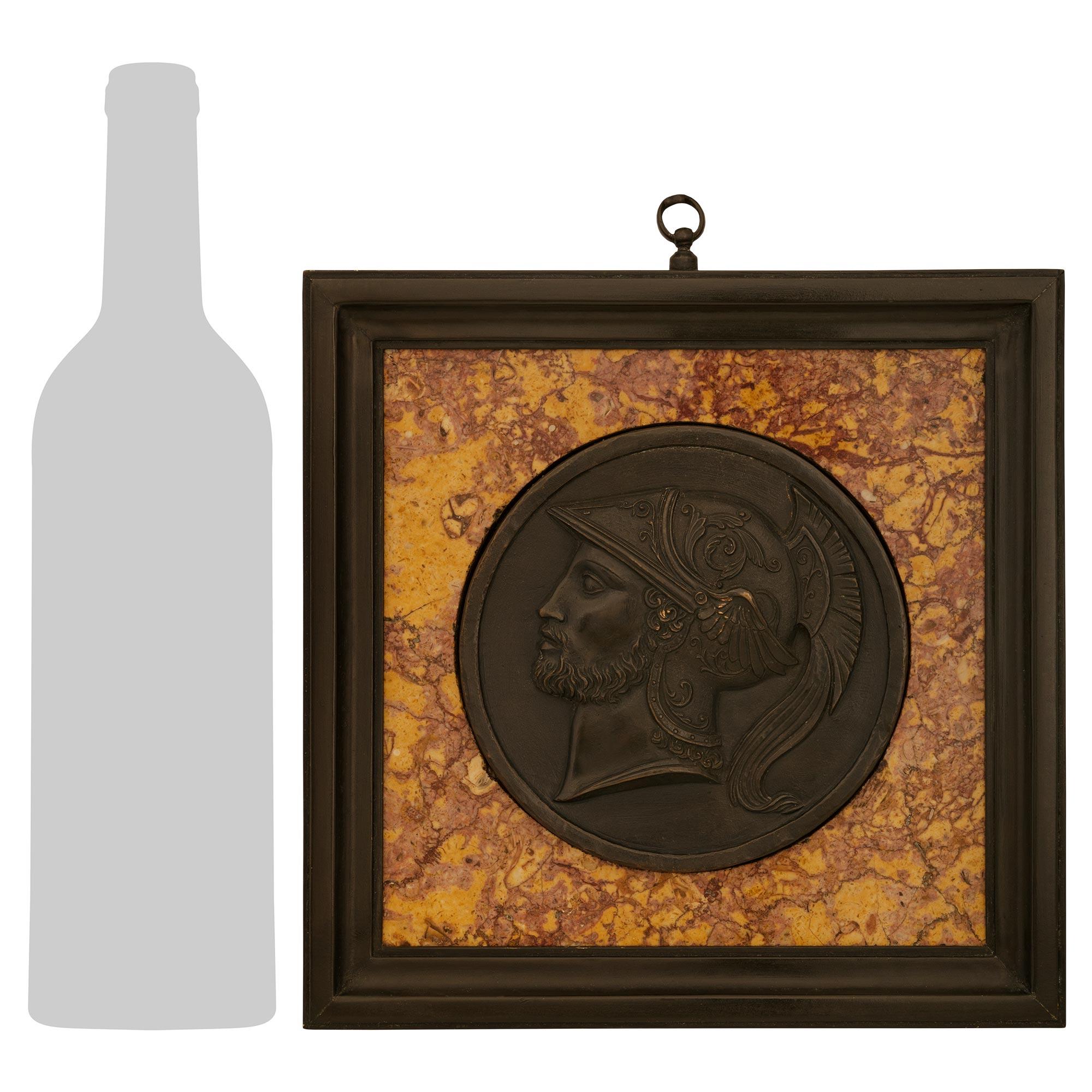 Una splendida coppia di targhe in bronzo patinato, broccatello e marmo nero belga del XIX secolo raffiguranti Marli e Minerva. Ogni targa quadrata più decorativa è incorniciata da un bordo in marmo nero belga spesso e screziato che circonda lo