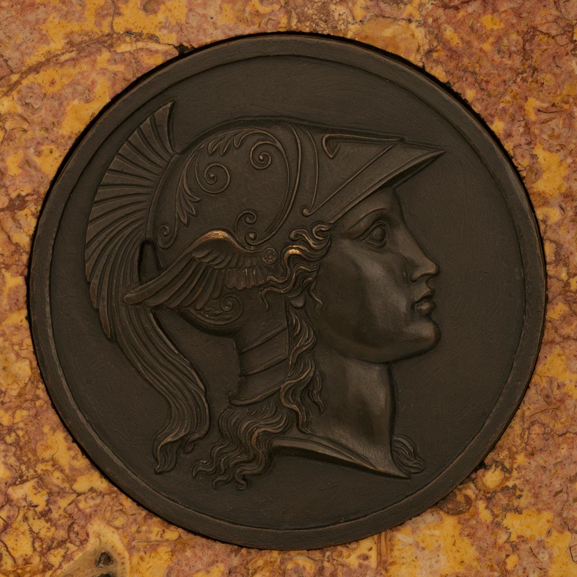 Bronzo coppia di targhe in bronzo e marmo del XIX secolo raffiguranti Marli e Minerva in vendita