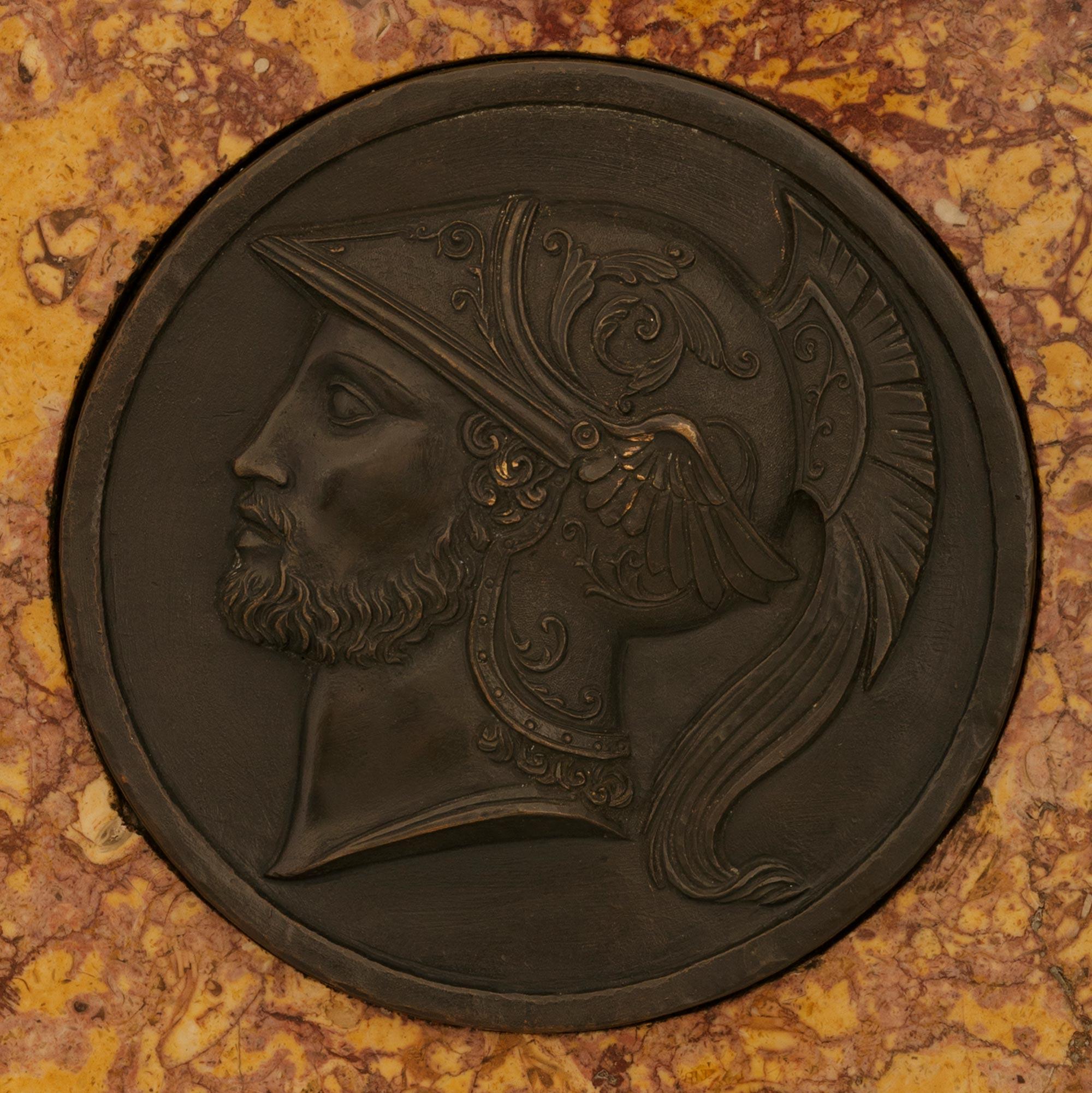 coppia di targhe in bronzo e marmo del XIX secolo raffiguranti Marli e Minerva in vendita 1