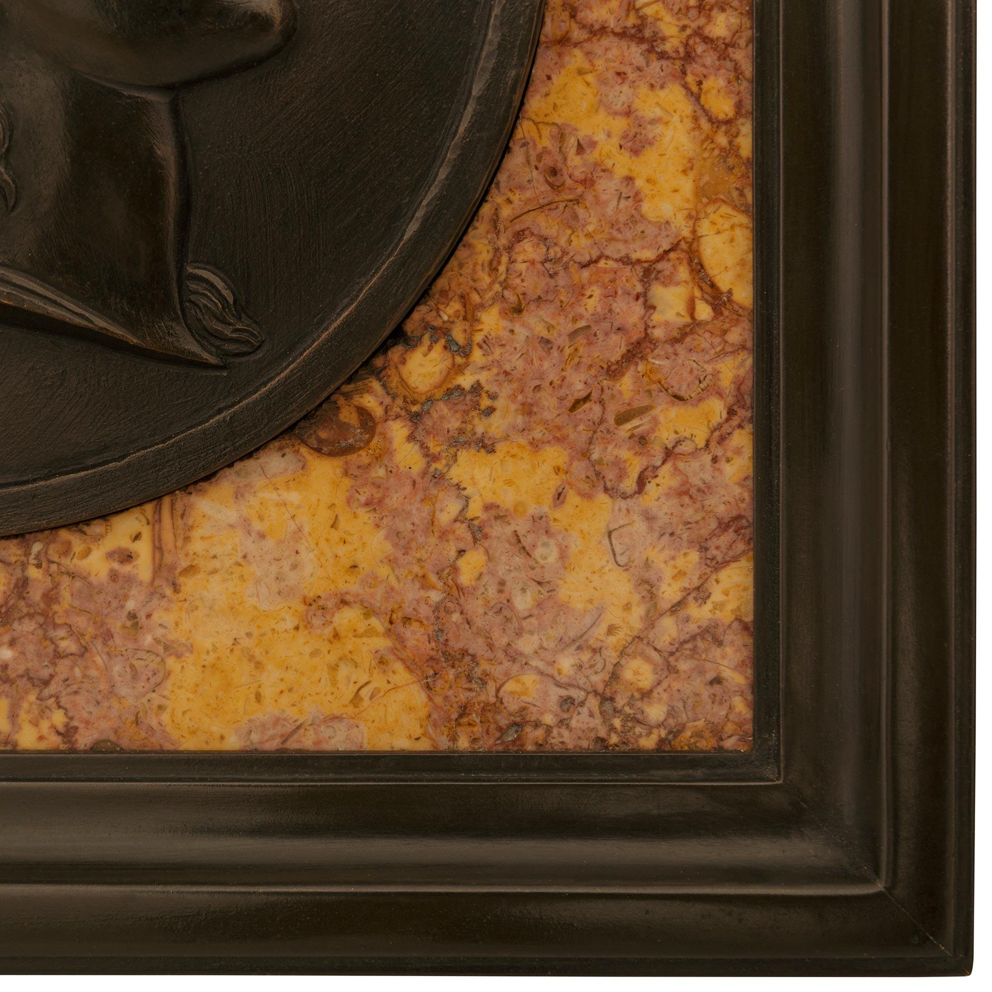 coppia di targhe in bronzo e marmo del XIX secolo raffiguranti Marli e Minerva in vendita 2