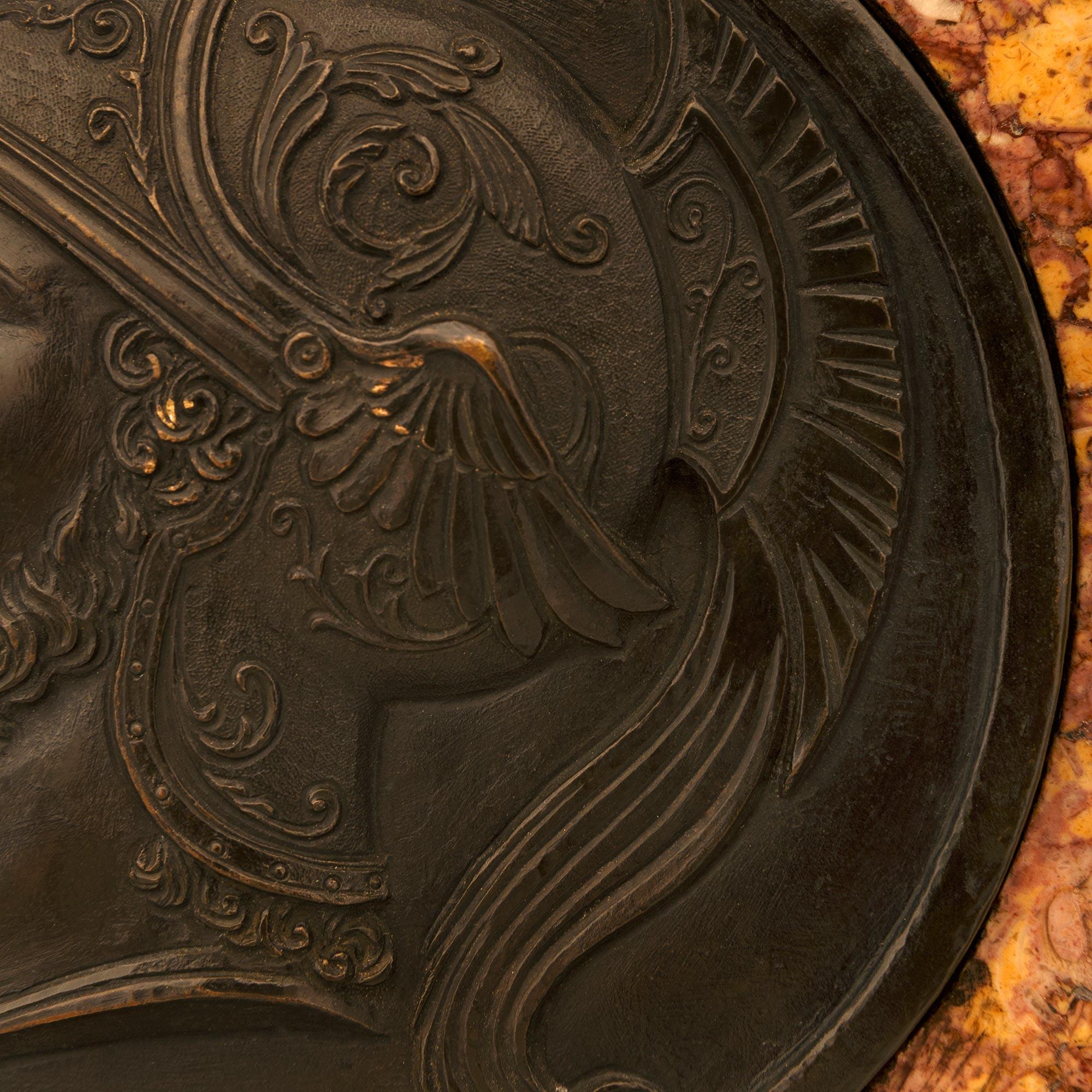 coppia di targhe in bronzo e marmo del XIX secolo raffiguranti Marli e Minerva in vendita 3