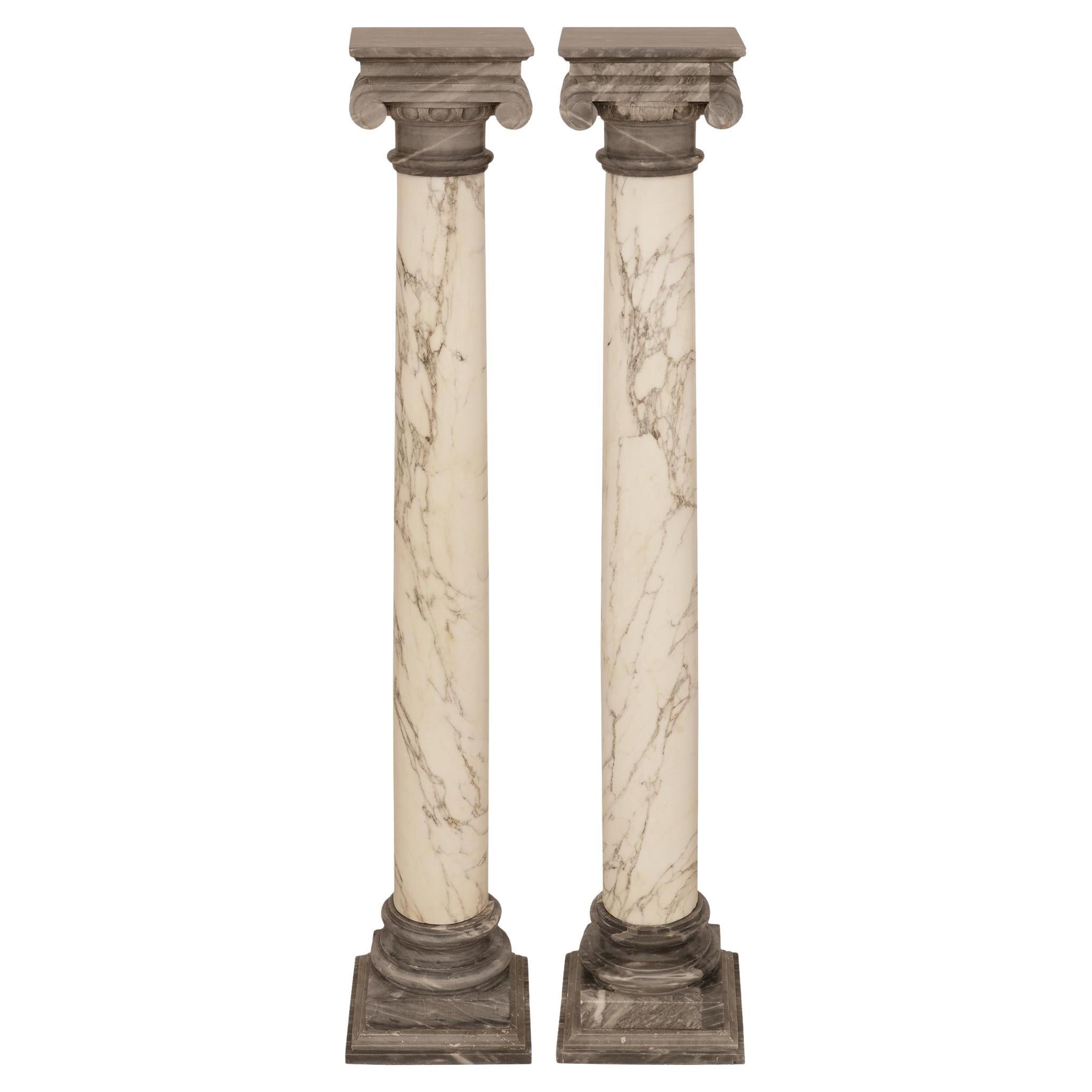 pareja de pedestales/columnas italianas del siglo xix de mármol Calacatta y Gris Santa Ana