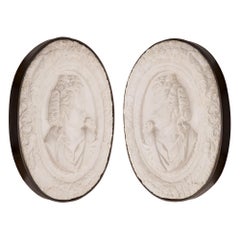 Coppia di targhe decorative da parete in marmo di Carrara e ferro dell'Ottocento italiano