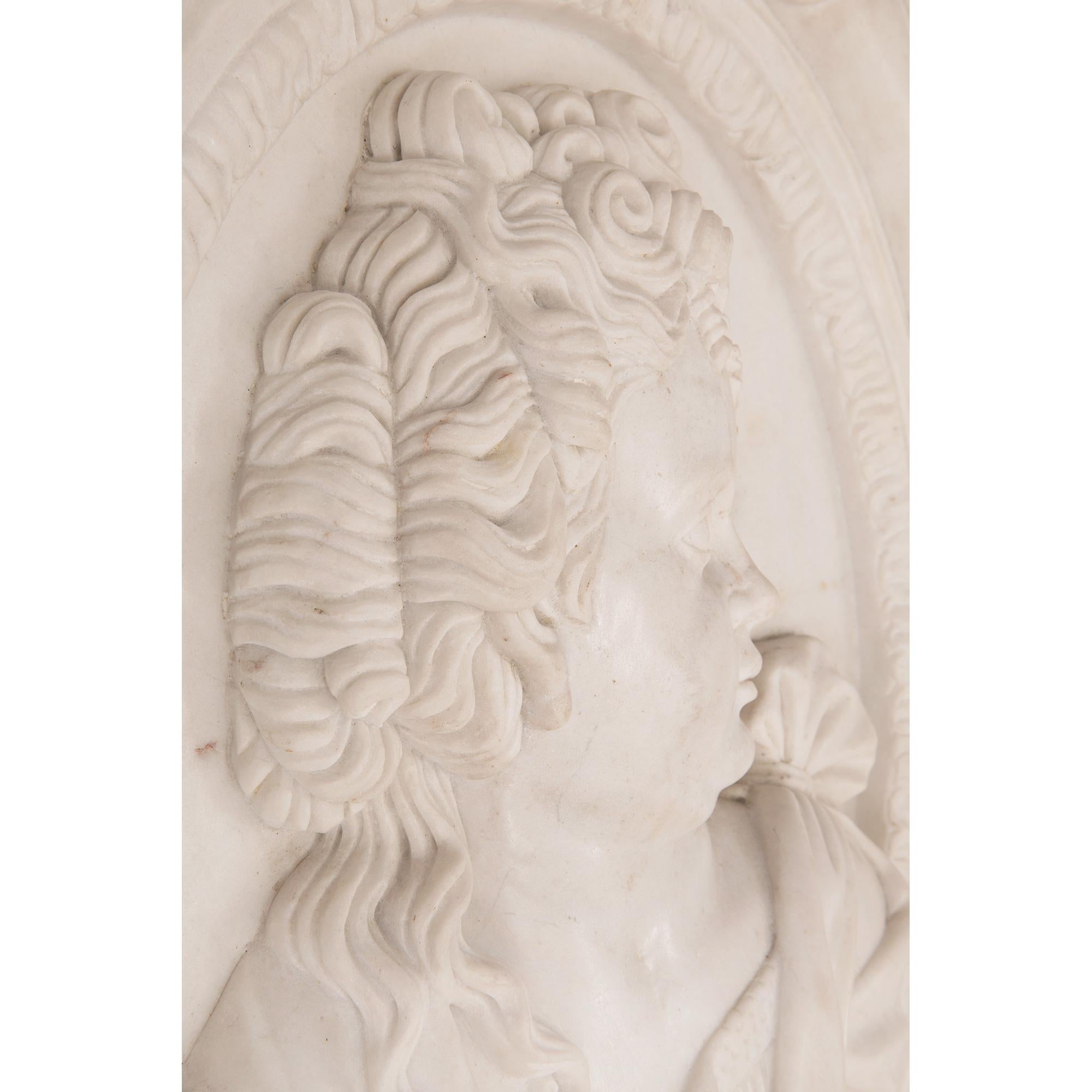 Fer forgé Paire de plaques murales décoratives italiennes du 19ème siècle en marbre de Carrare et fer en vente