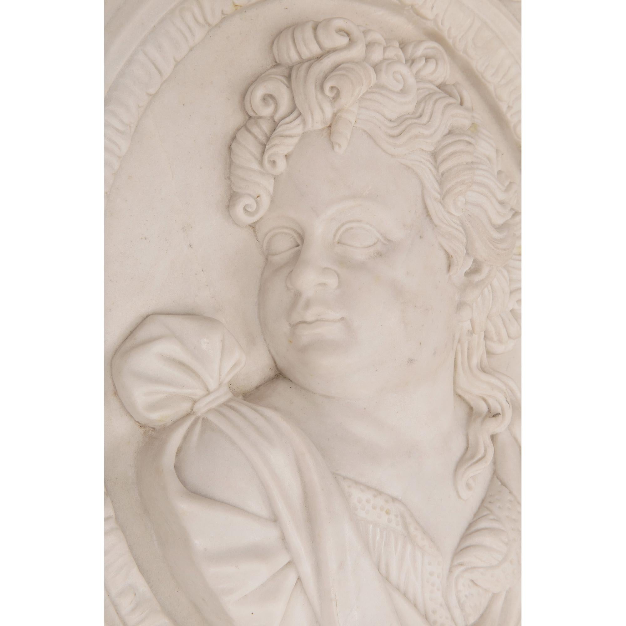 Paire de plaques murales décoratives italiennes du 19ème siècle en marbre de Carrare et fer en vente 1