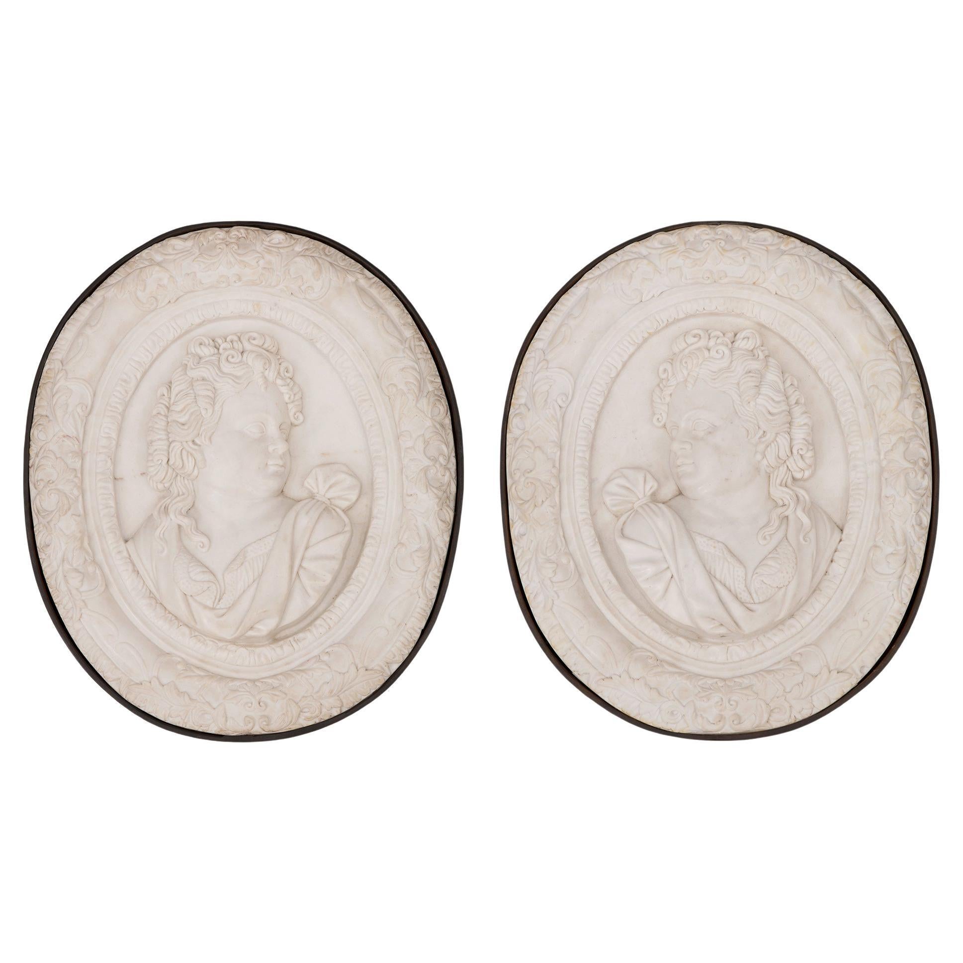 Pareja de placas murales decorativas italianas del siglo XIX de mármol de Carrara y hierro