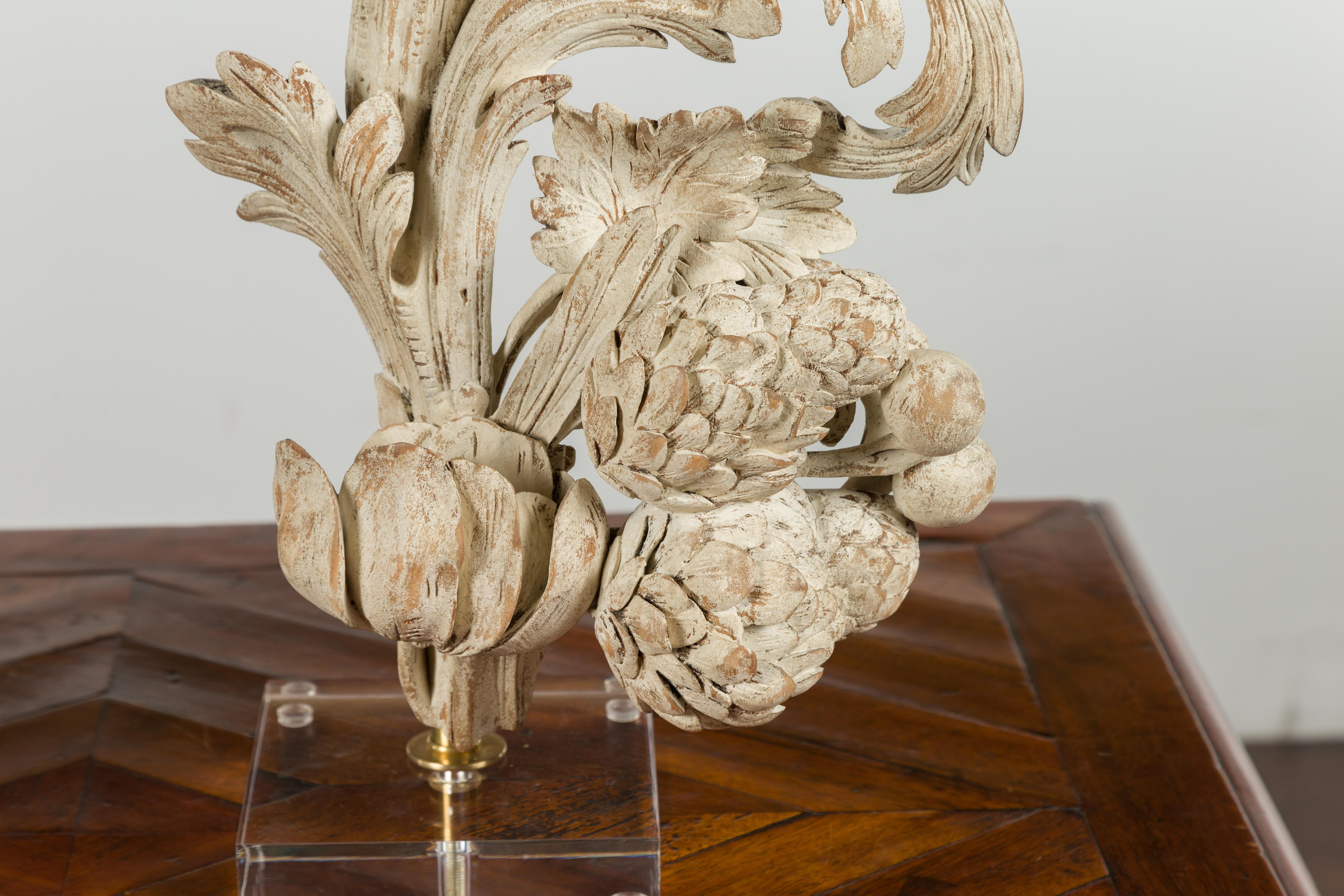 Paire de fragments de fruits et de feuillages sculptés du 19ème siècle sur socles en lucite, Italie en vente 5