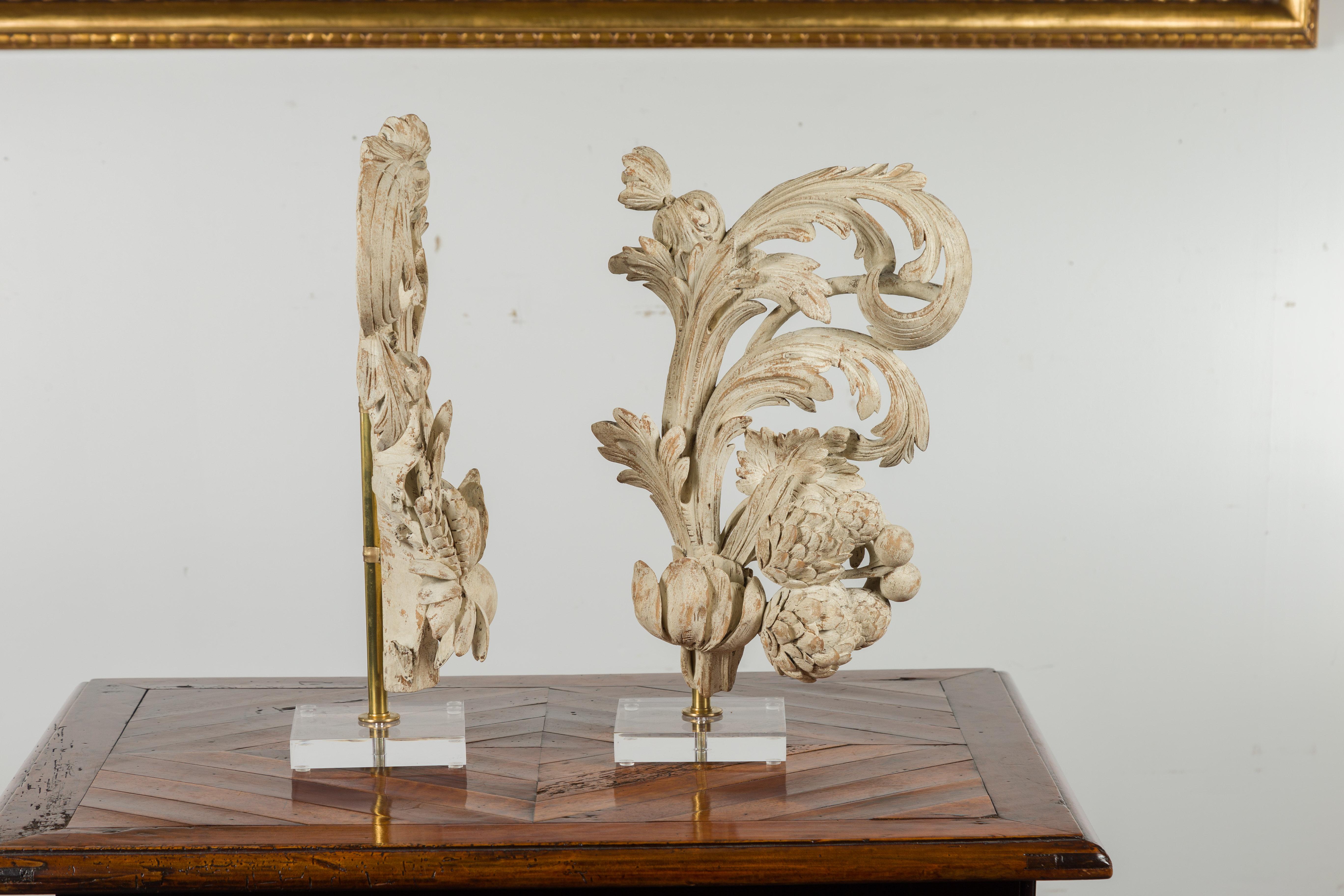 Paire de fragments de fruits et de feuillages sculptés du 19ème siècle sur socles en lucite, Italie en vente 7