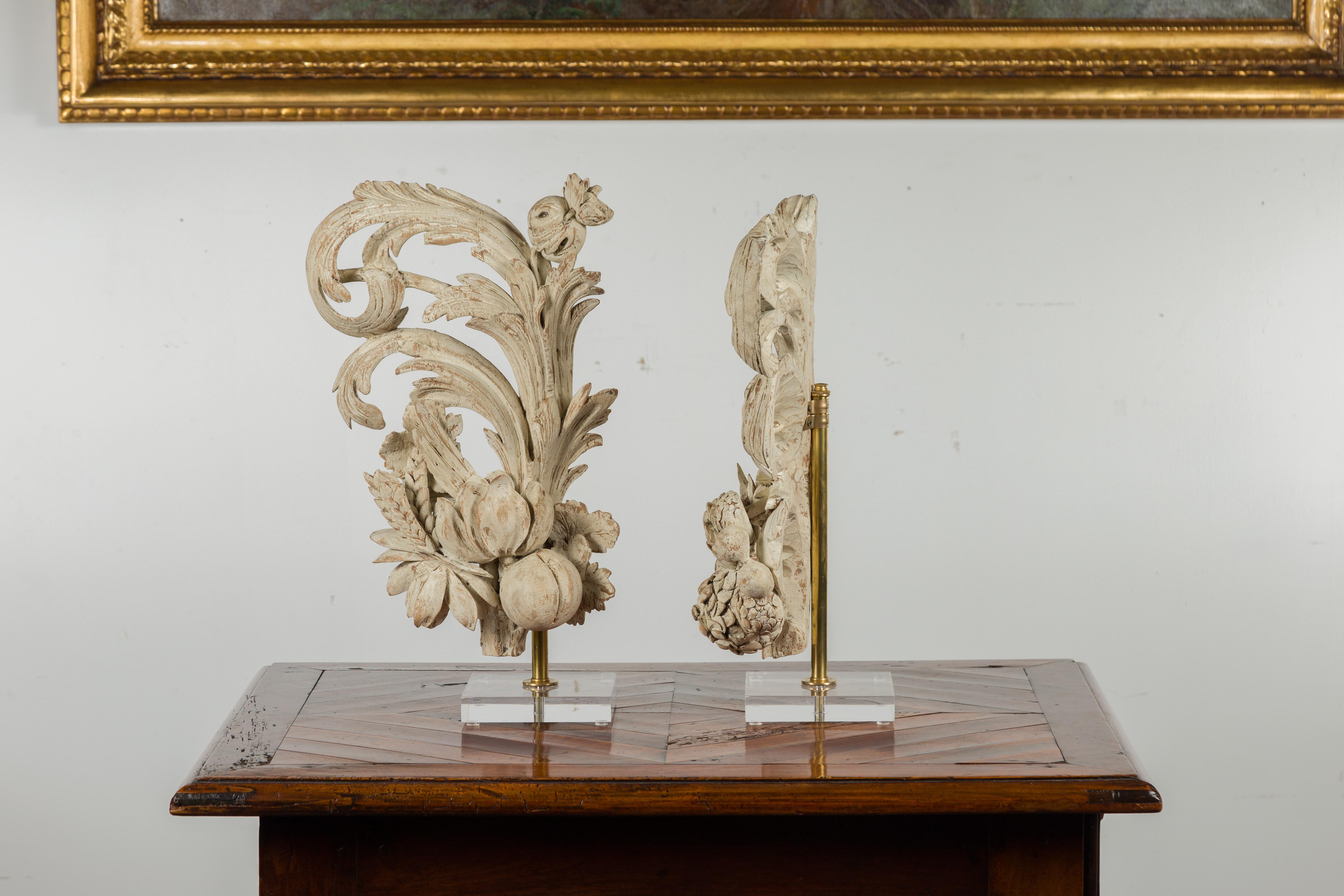 Paire de fragments de fruits et de feuillages sculptés du 19ème siècle sur socles en lucite, Italie en vente 10