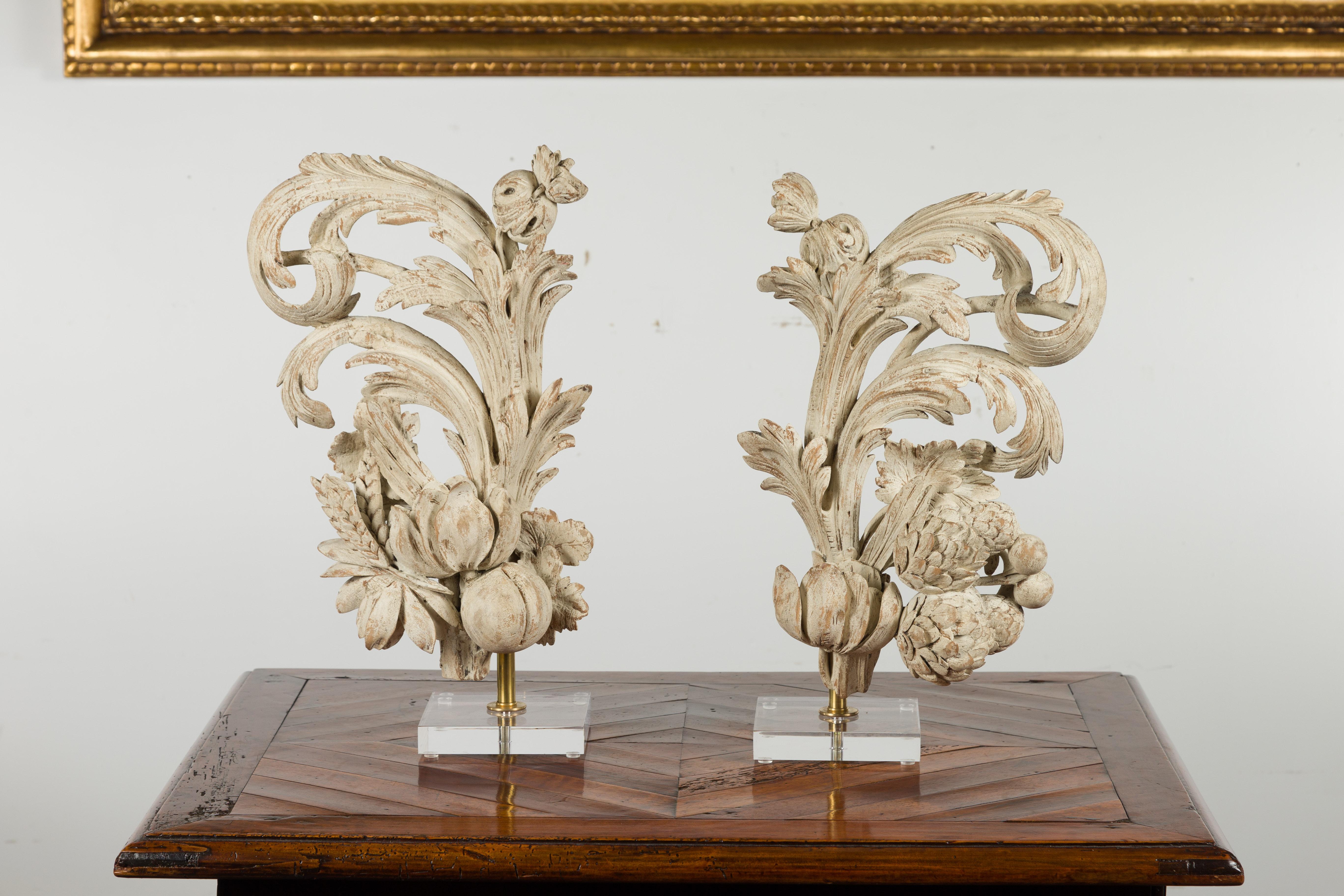 Paire de fragments de fruits et de feuillages sculptés du 19ème siècle sur socles en lucite, Italie Bon état - En vente à Atlanta, GA