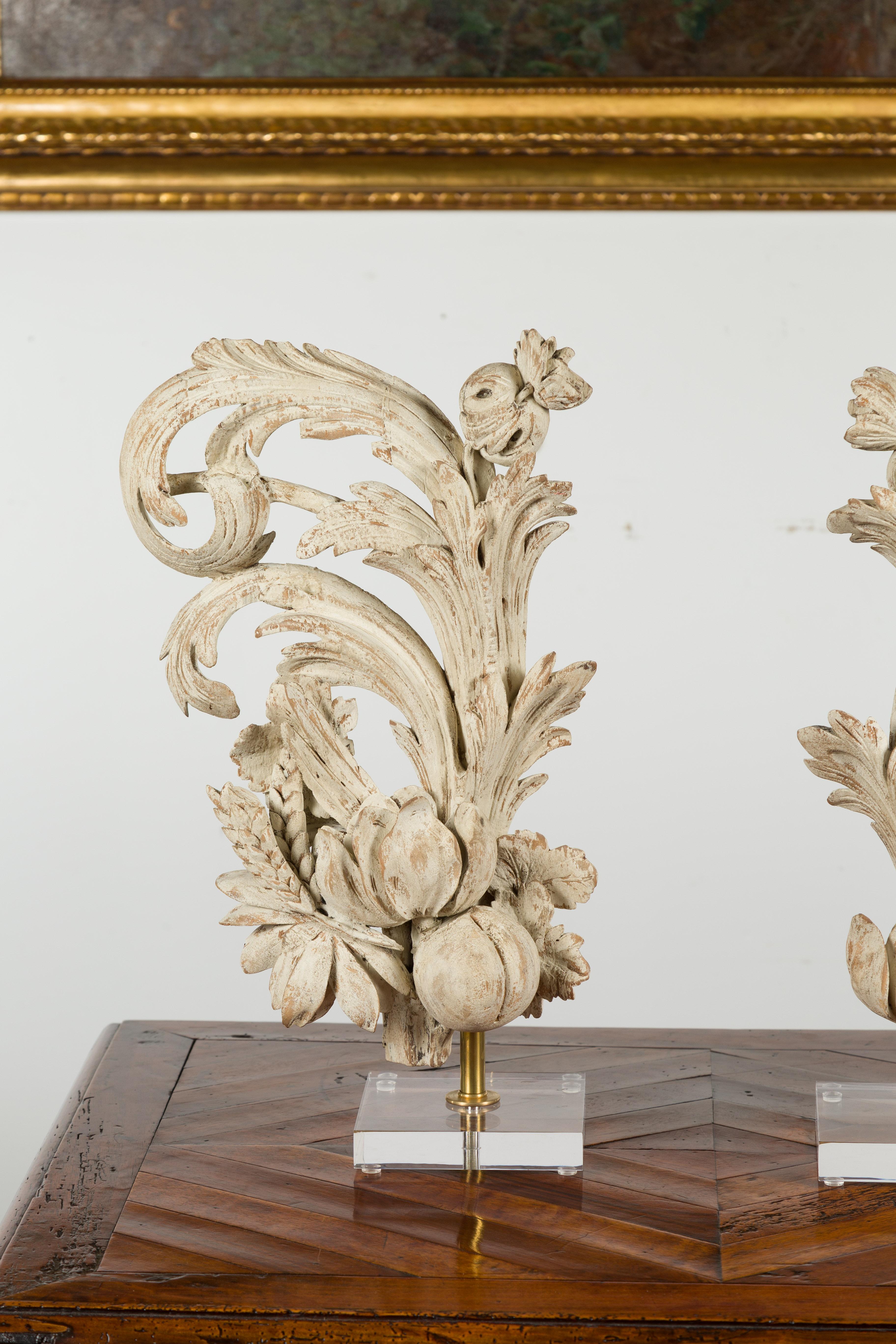XIXe siècle Paire de fragments de fruits et de feuillages sculptés du 19ème siècle sur socles en lucite, Italie en vente