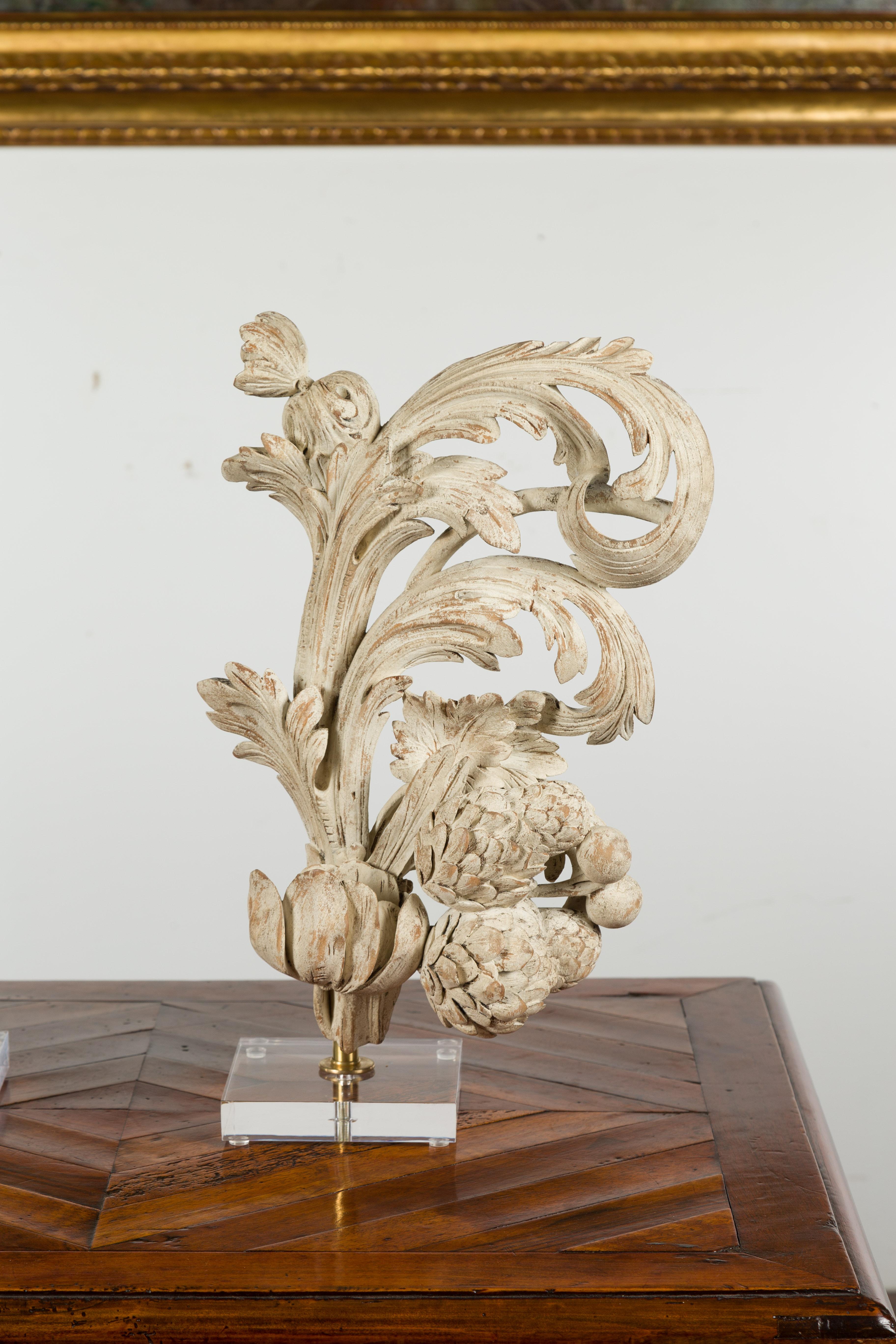 Lucite Paire de fragments de fruits et de feuillages sculptés du 19ème siècle sur socles en lucite, Italie en vente