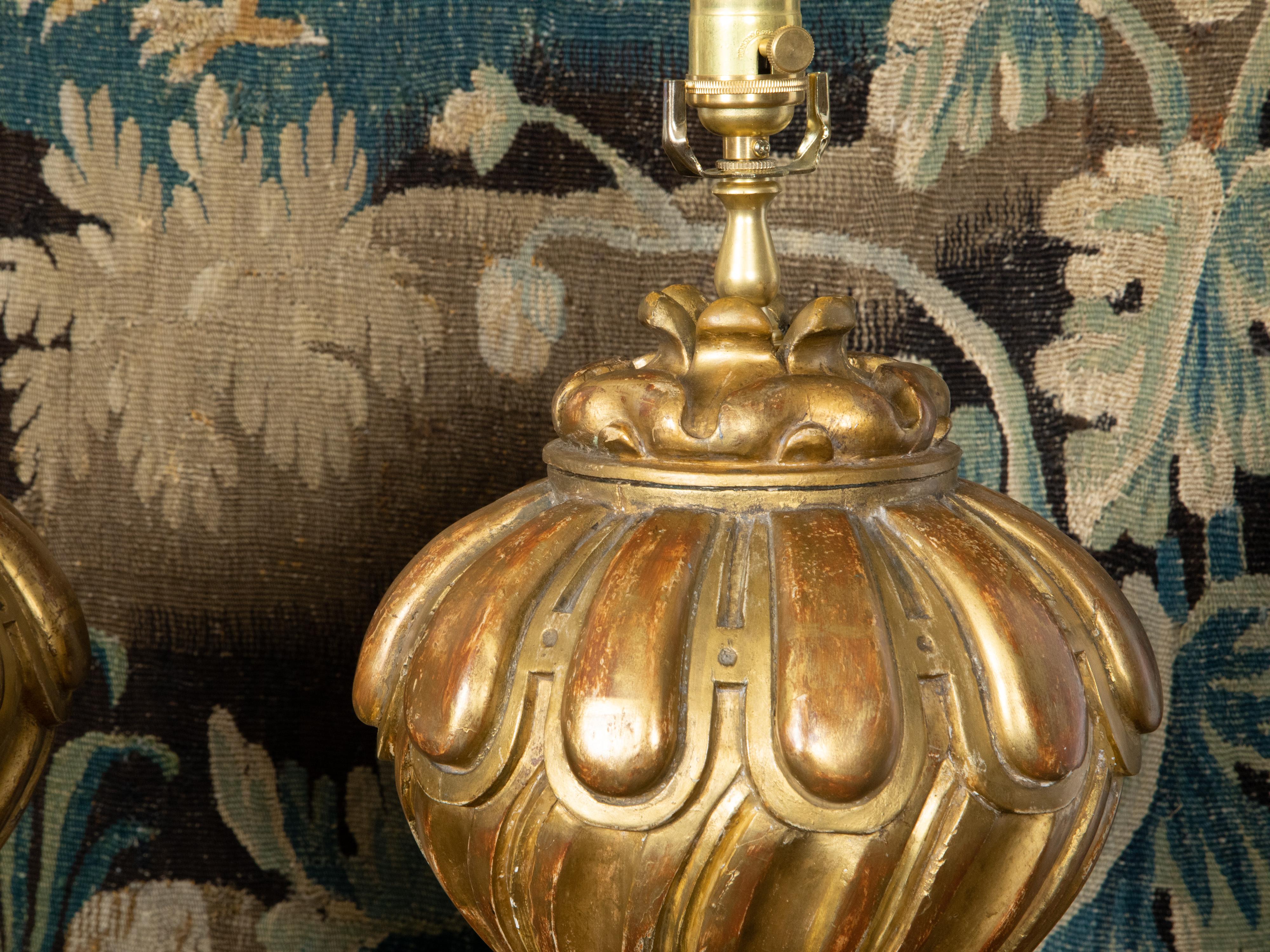 Paire de fragments de bois doré sculptés italiens du 19ème siècle transformés en lampes sur lucite en vente 4