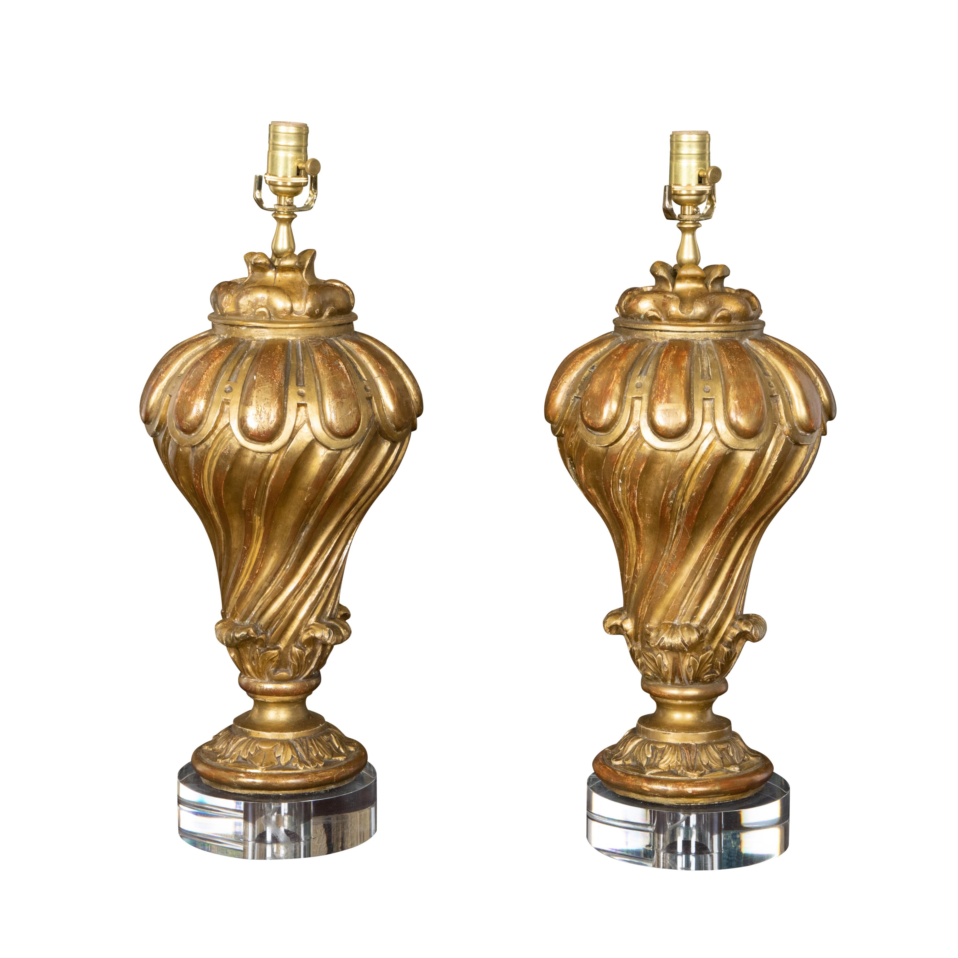 Sculpté Paire de fragments de bois doré sculptés italiens du 19ème siècle transformés en lampes sur lucite en vente