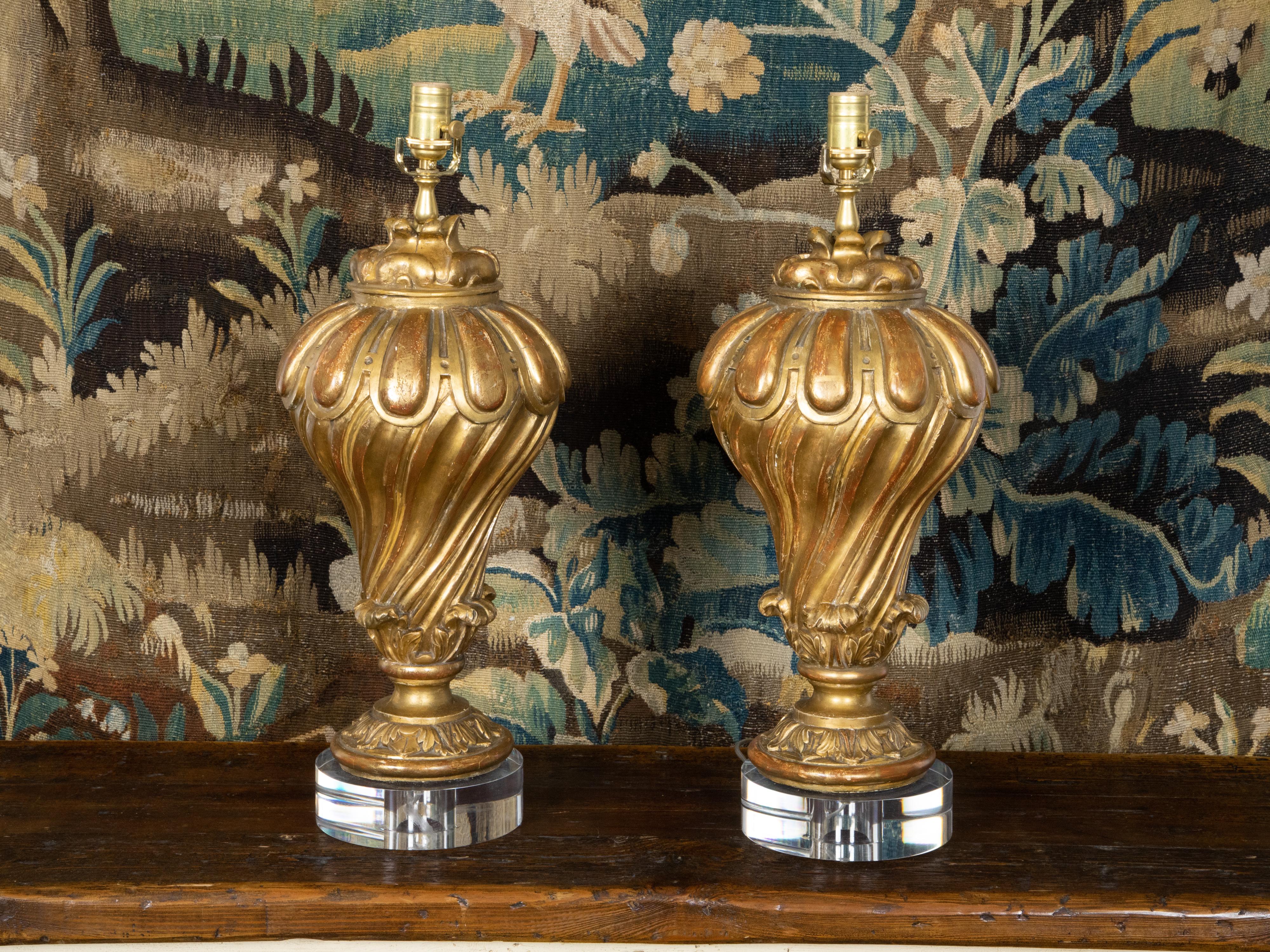 Paire de fragments de bois doré sculptés italiens du 19ème siècle transformés en lampes sur lucite Bon état - En vente à Atlanta, GA