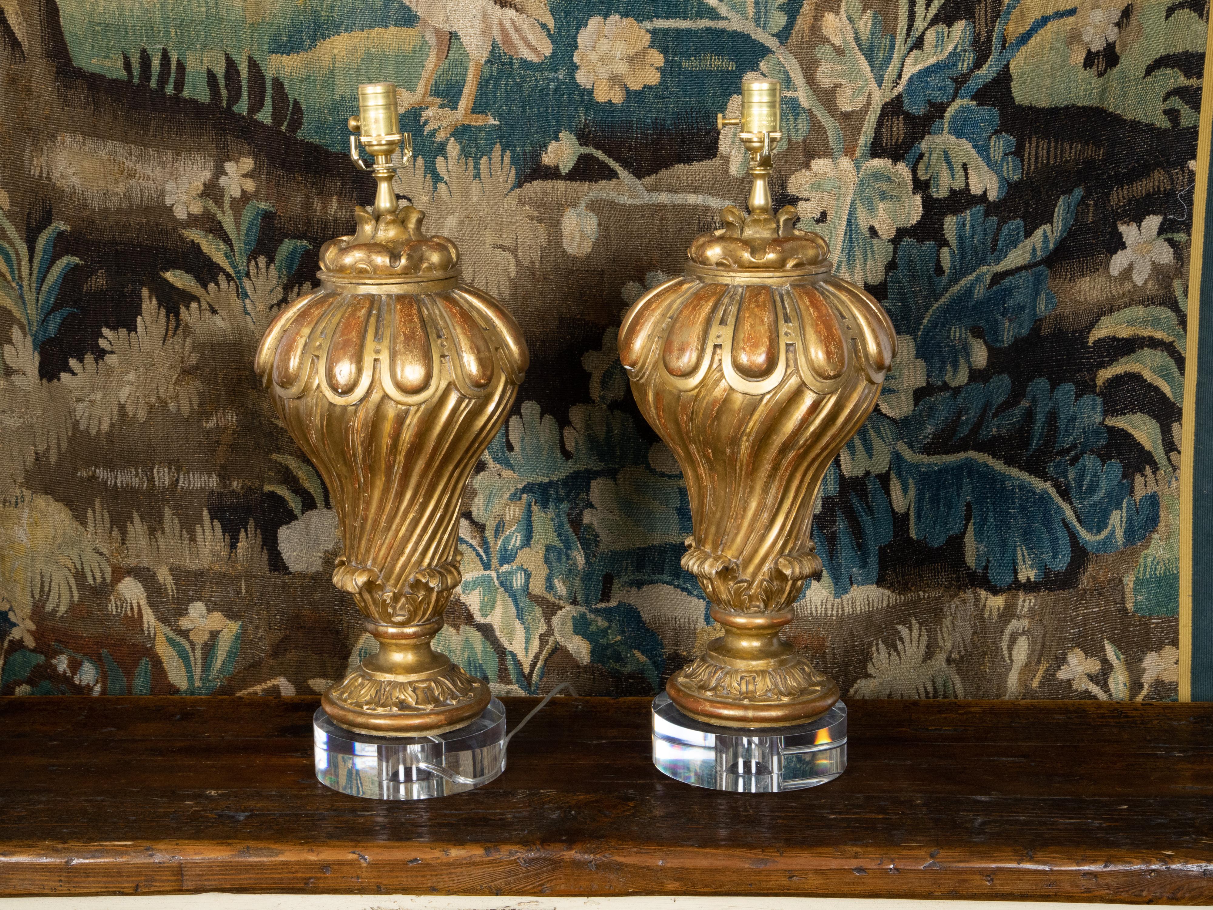 XIXe siècle Paire de fragments de bois doré sculptés italiens du 19ème siècle transformés en lampes sur lucite en vente