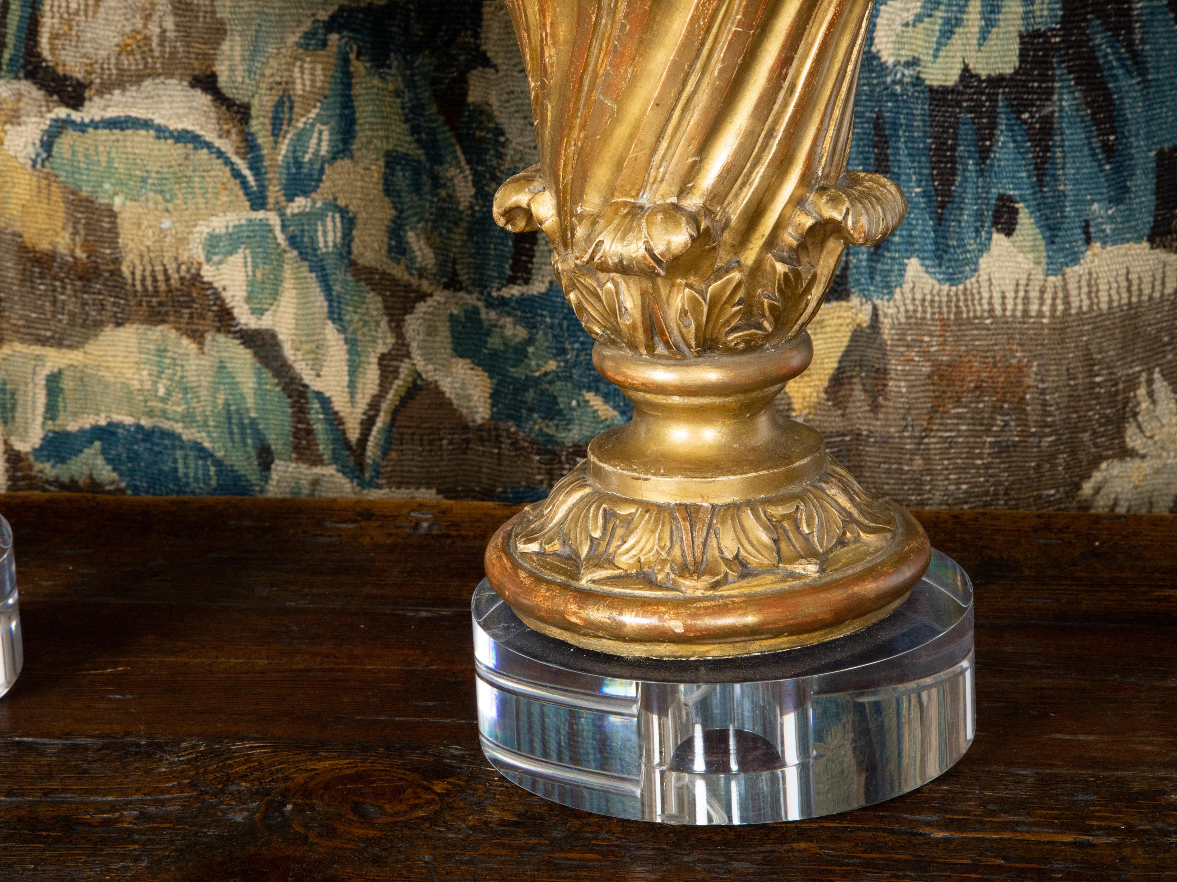 Paire de fragments de bois doré sculptés italiens du 19ème siècle transformés en lampes sur lucite en vente 1