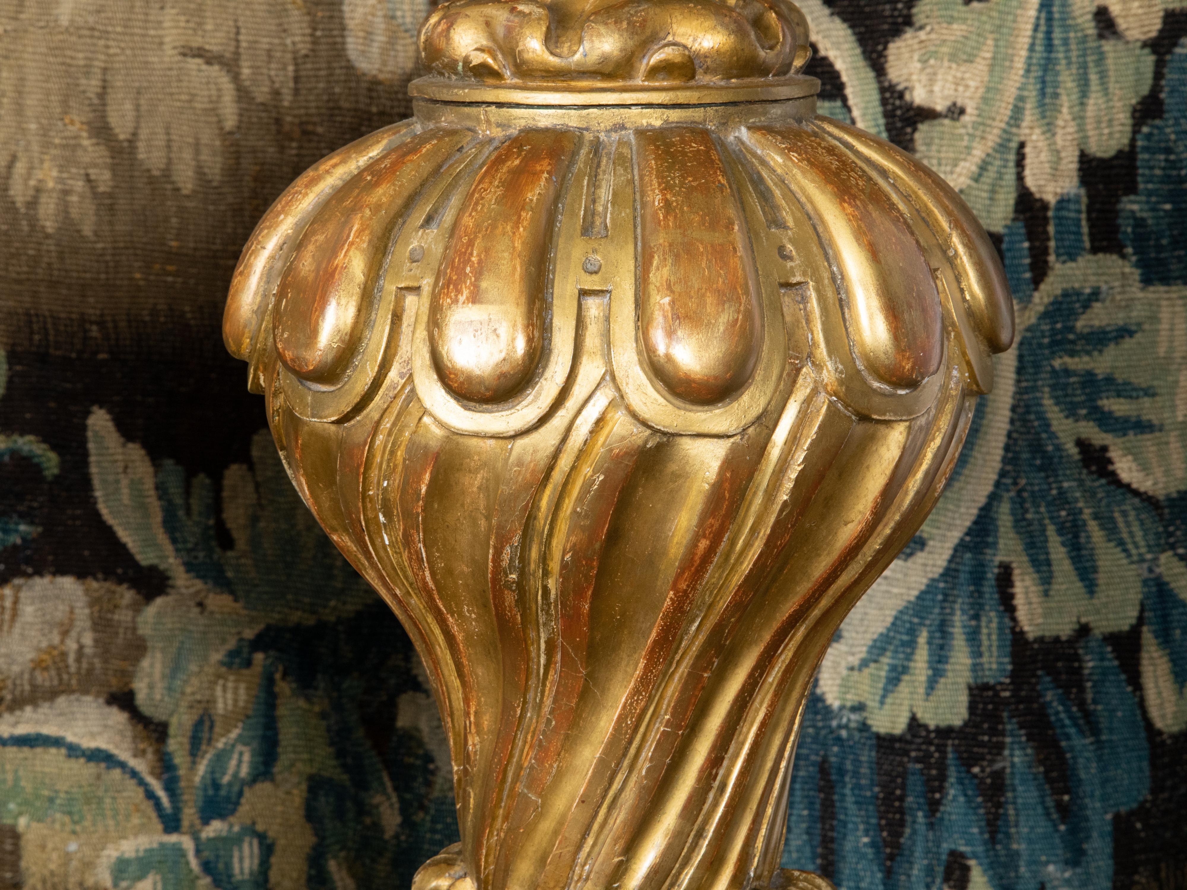 Paire de fragments de bois doré sculptés italiens du 19ème siècle transformés en lampes sur lucite en vente 2