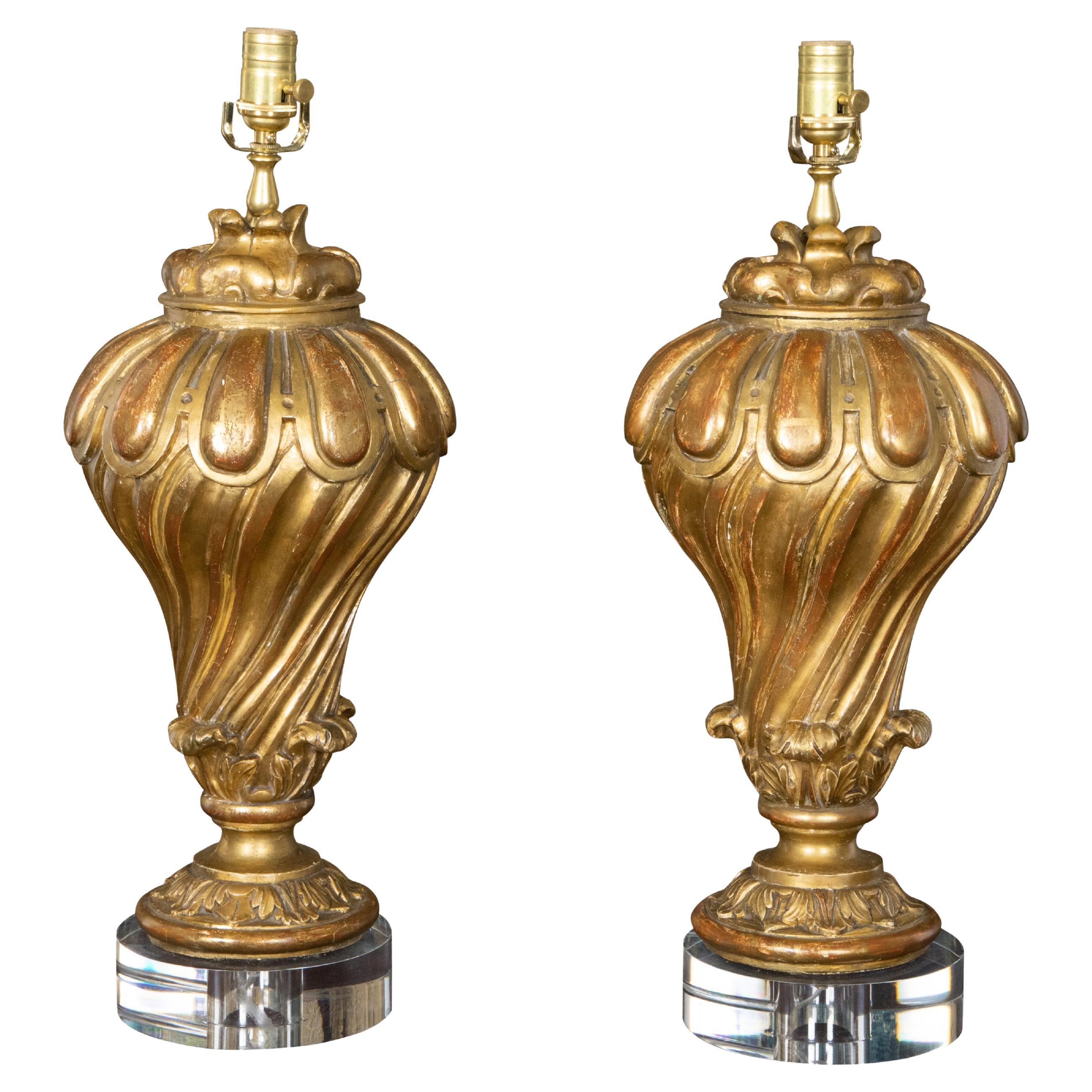 Paire de fragments de bois doré sculptés italiens du 19ème siècle transformés en lampes sur lucite