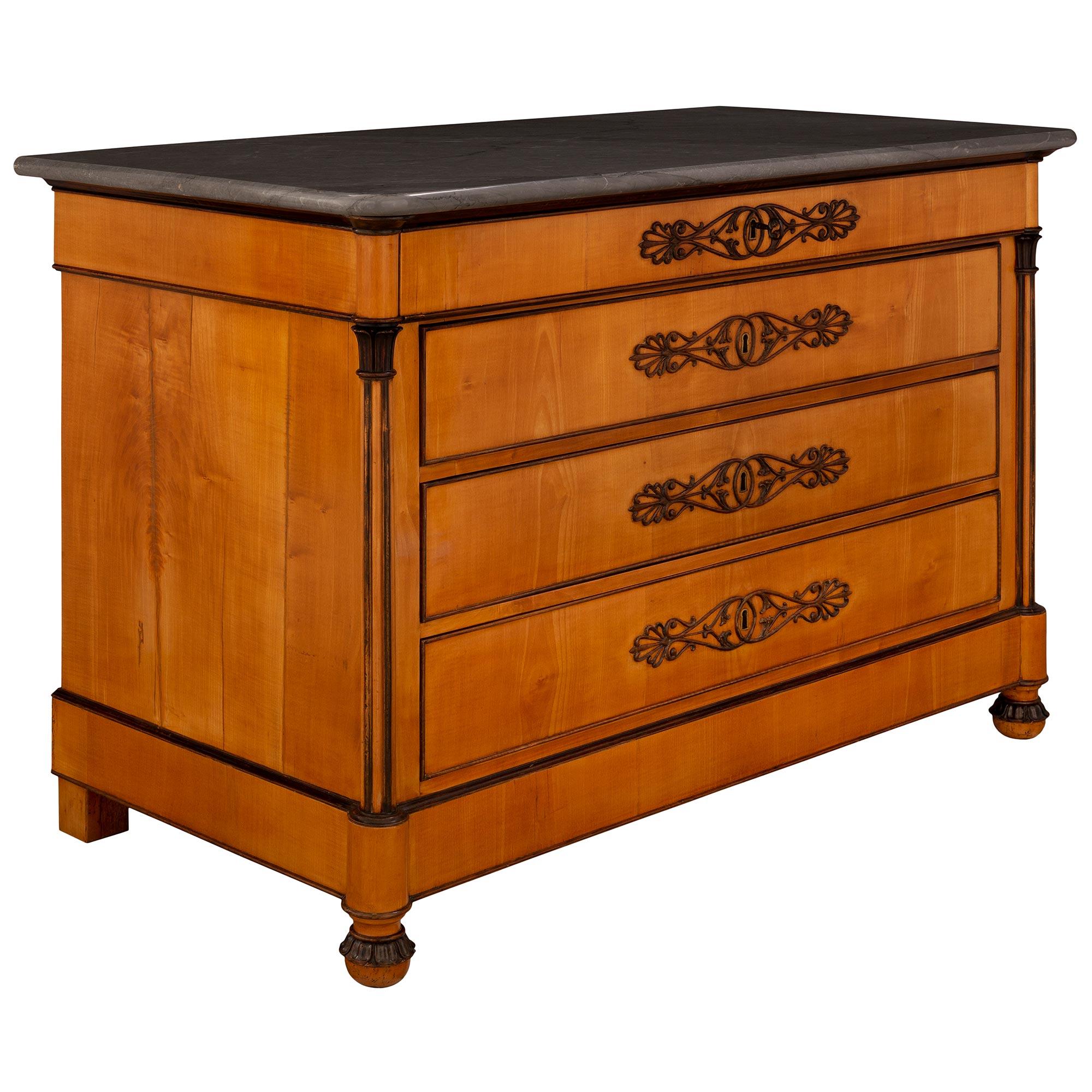 Carlo X Coppia di commodes in ciliegio e marmo del XIX secolo di Charles X in vendita
