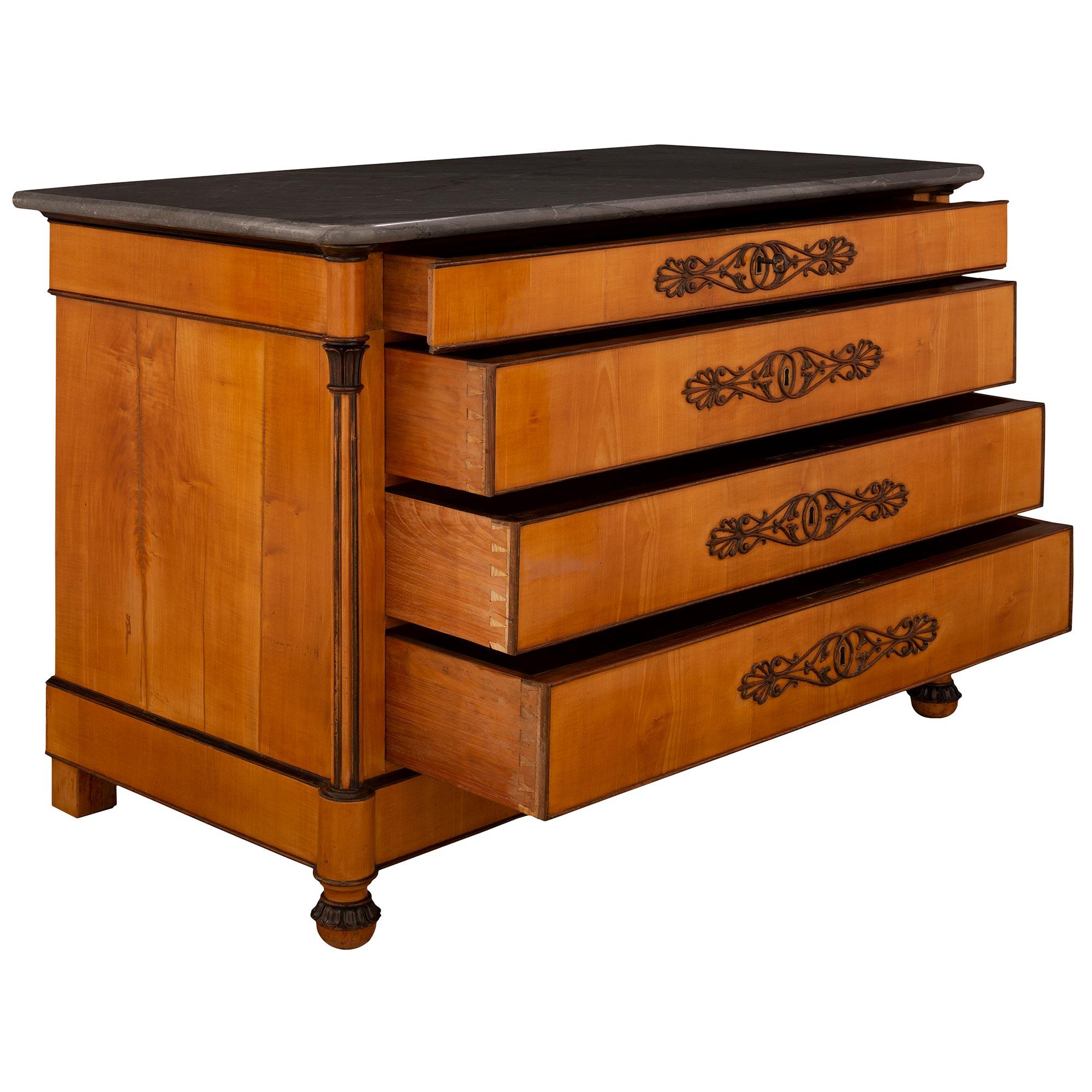 Italiano Coppia di commodes in ciliegio e marmo del XIX secolo di Charles X in vendita