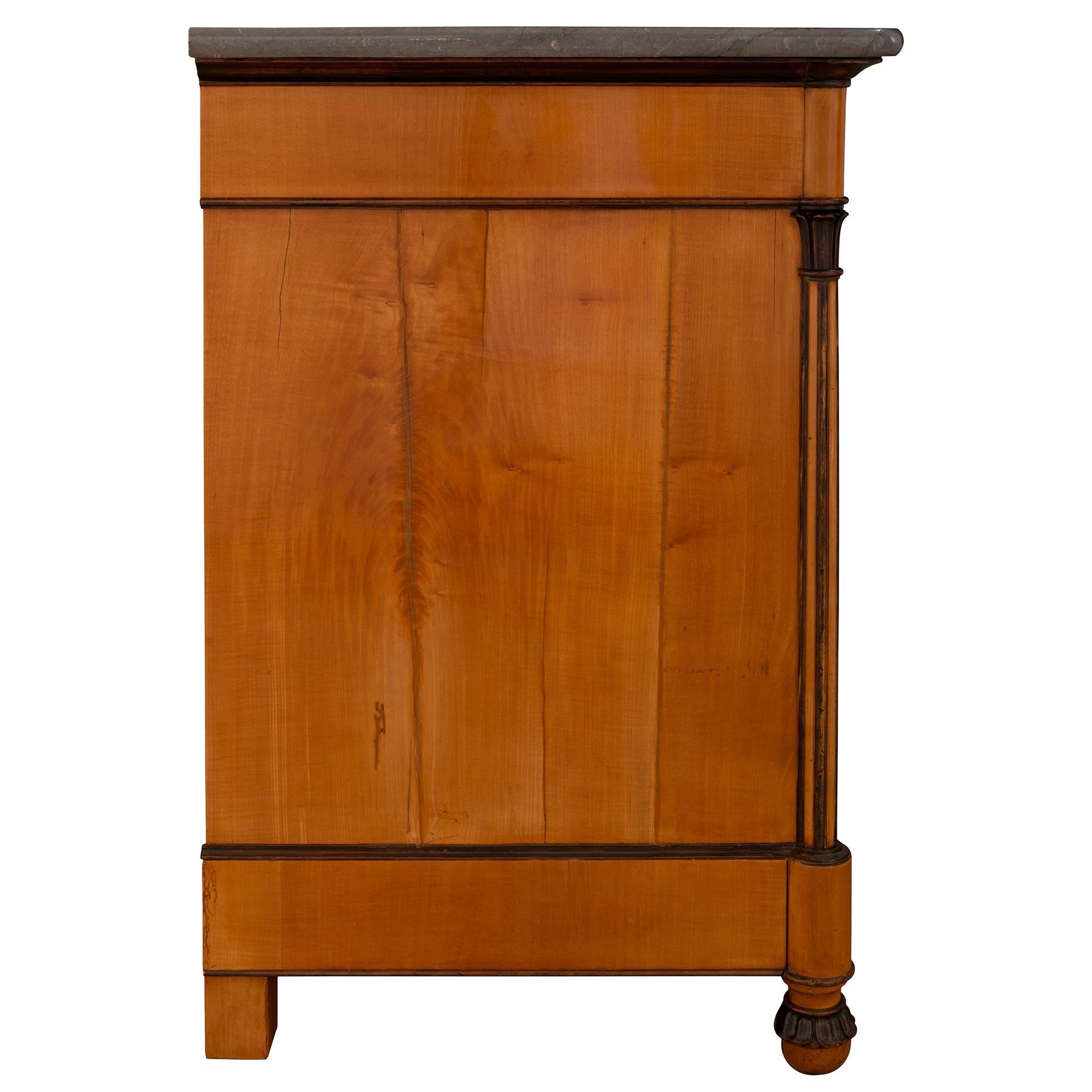Coppia di commodes in ciliegio e marmo del XIX secolo di Charles X In condizioni buone in vendita a West Palm Beach, FL