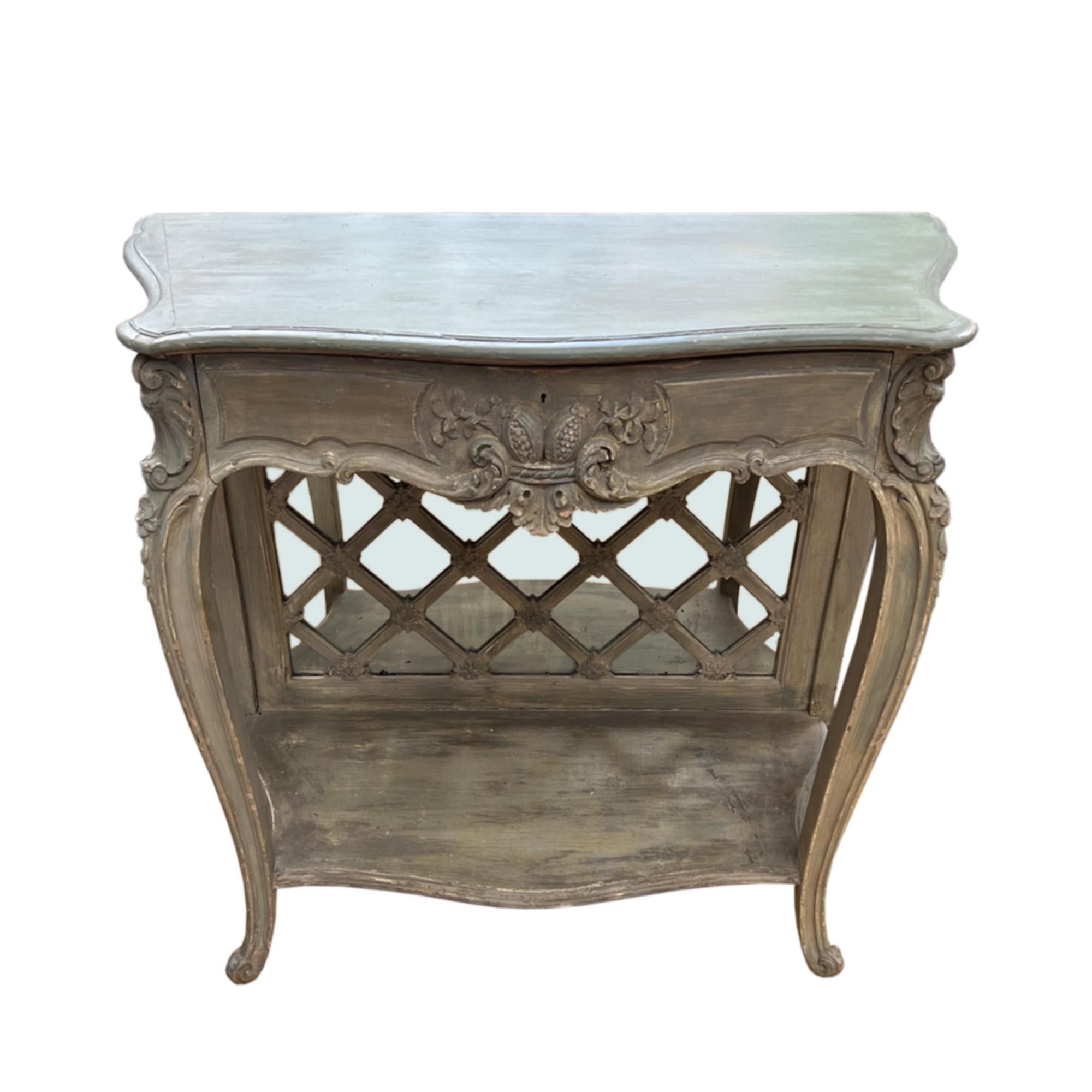A beautiful pair of hand carved Italian console tables with original paint and mirror plate. 

Please take a look at all our pictures to see the decorative details

Fantastic Italian craftsmanship.