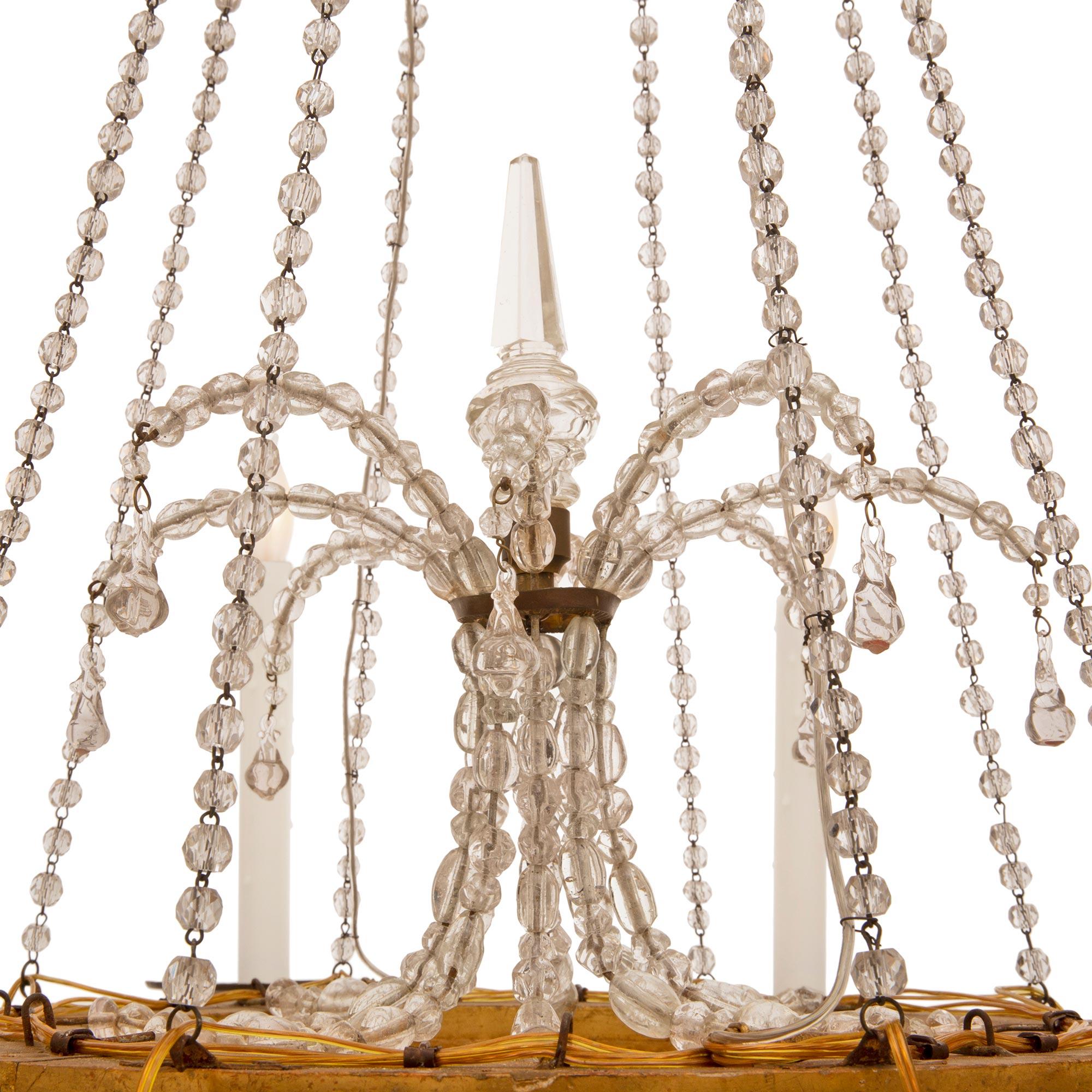 XIXe siècle Paire de lustres italiens du 19ème siècle en cristal, bois doré et métal doré<unk> en vente