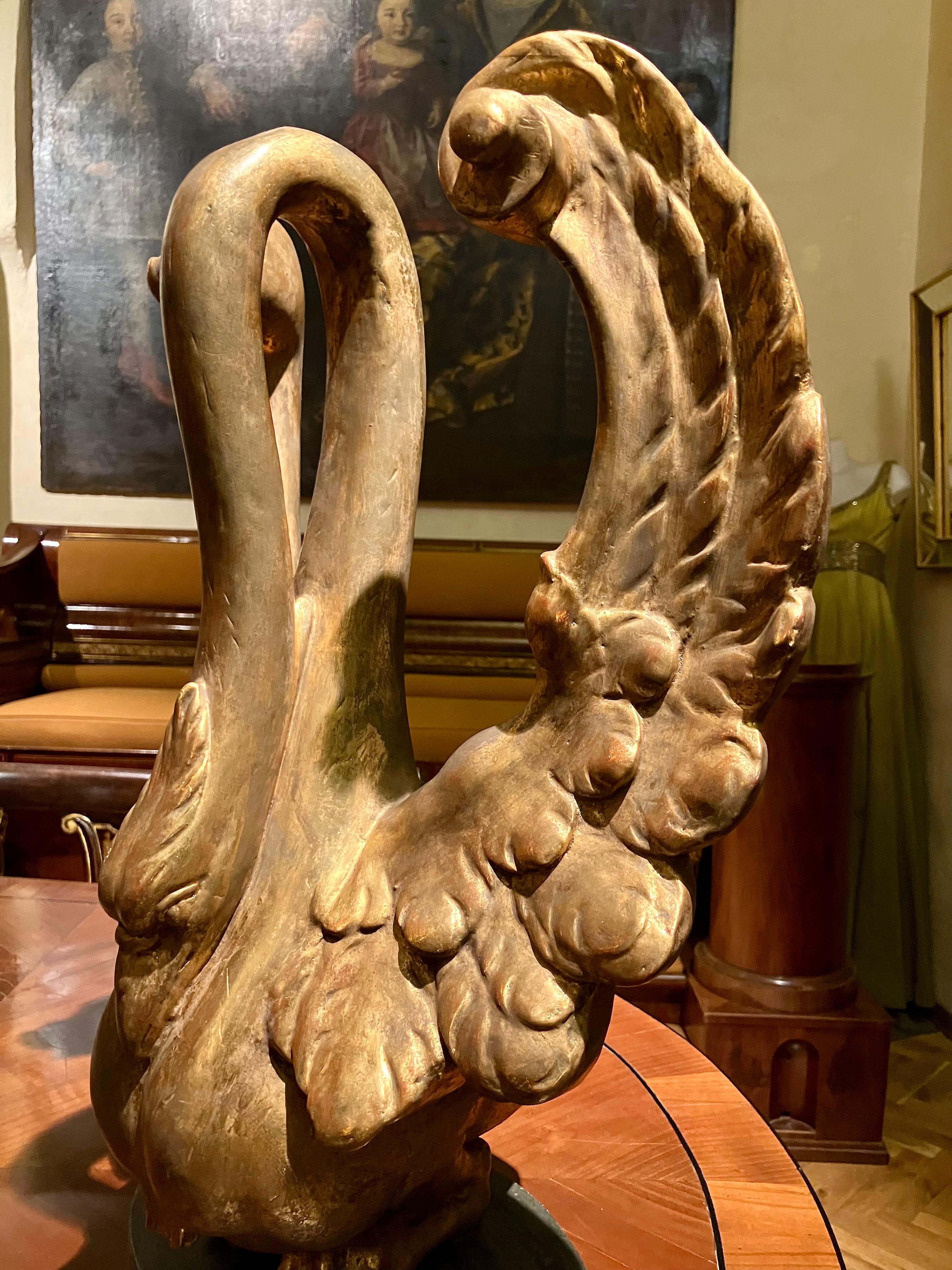 Pair of Italian 19th Century Empire Period Giltwood Decorative Swan Sculptures In Good Condition For Sale In Firenze, IT