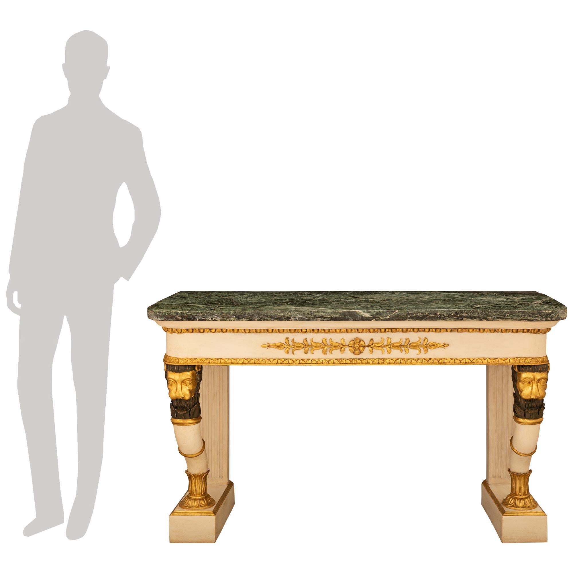 Ein wunderschönes und beeindruckendes Paar italienischer Empire-Konsolen des 19. Jahrhunderts aus Marmor, patiniertem Holz und Giltwood. Jede wunderbare freistehende Konsole wird von zwei vorderen S-förmig geschwungenen Karyatidenbeinen mit