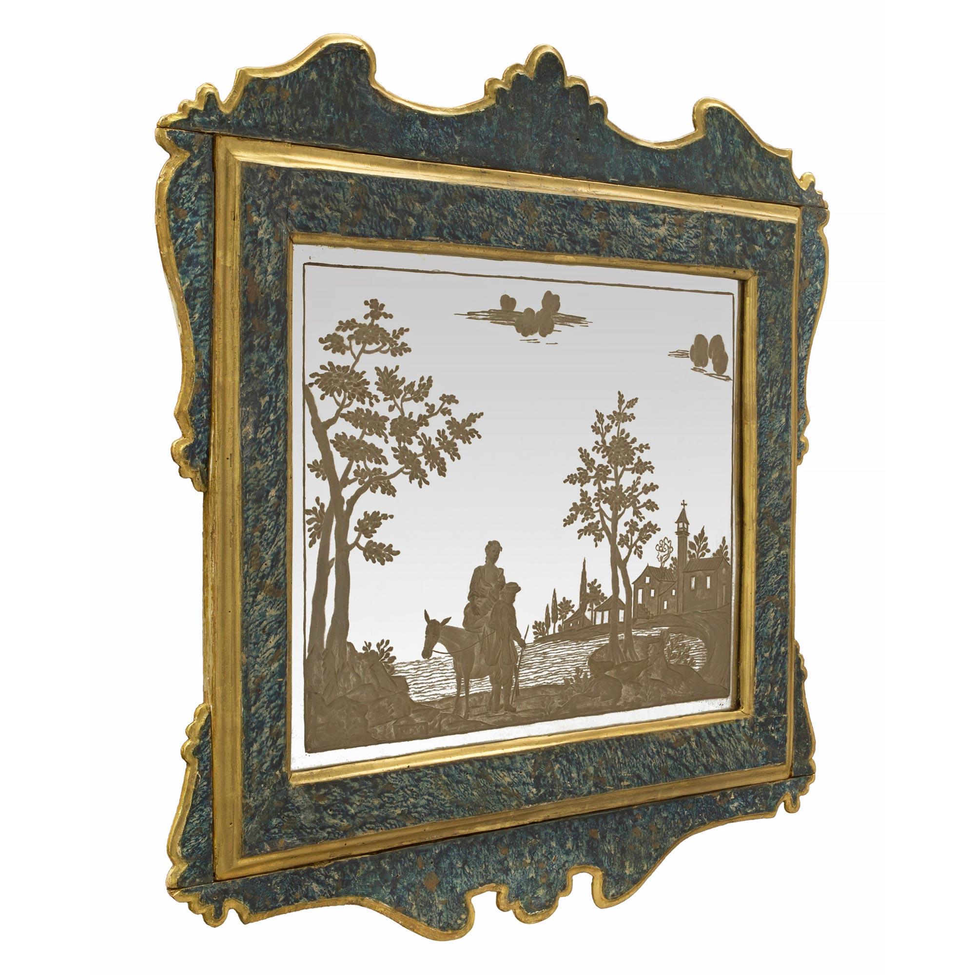 Une charmante et très décorative paire de miroirs polychromes italiens du 19ème siècle en miroir gravé et en écaille de tortue bleue peinte. Les magnifiques cadres d'origine présentent un motif d'écaille de tortue polychrome en faux peint