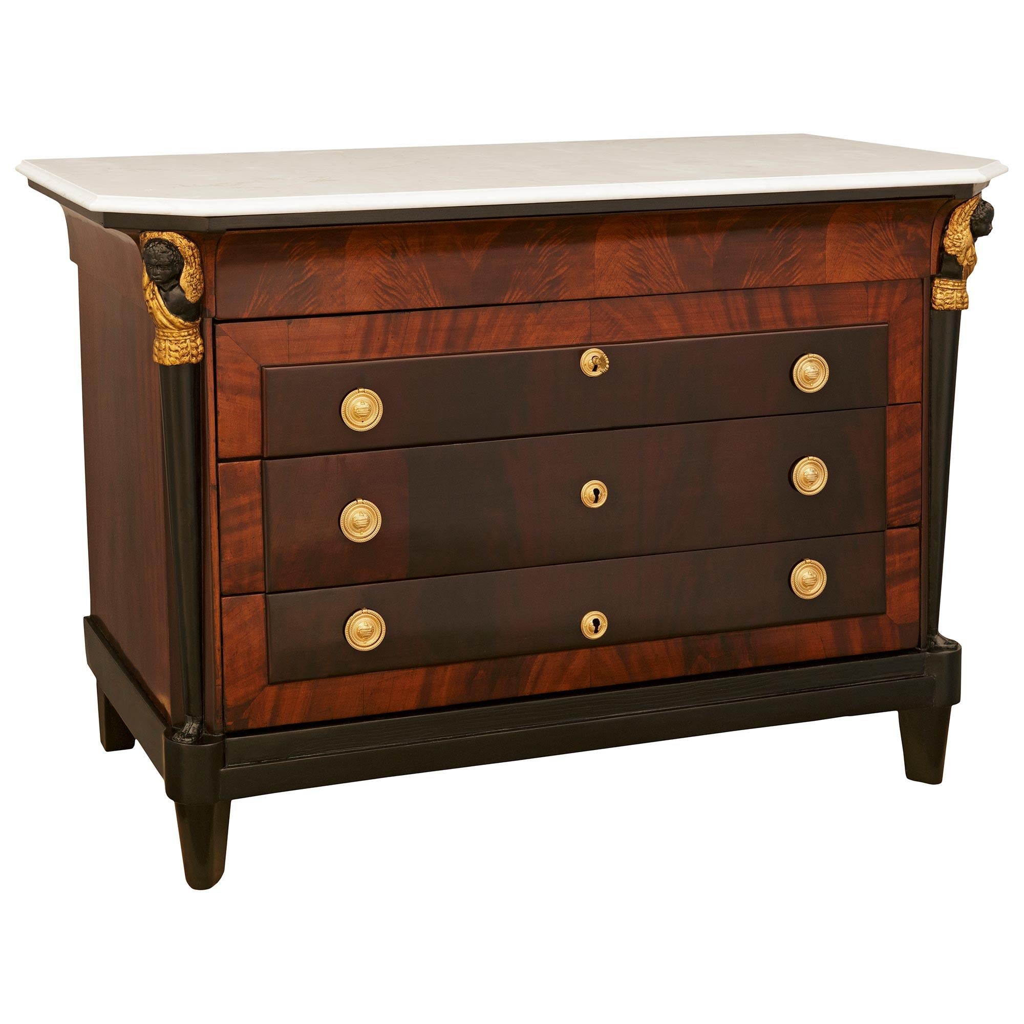 Neoclassico coppia di comò italiani del XIX secolo in legno di frutto, mogano, legno d'orato e marmo in vendita