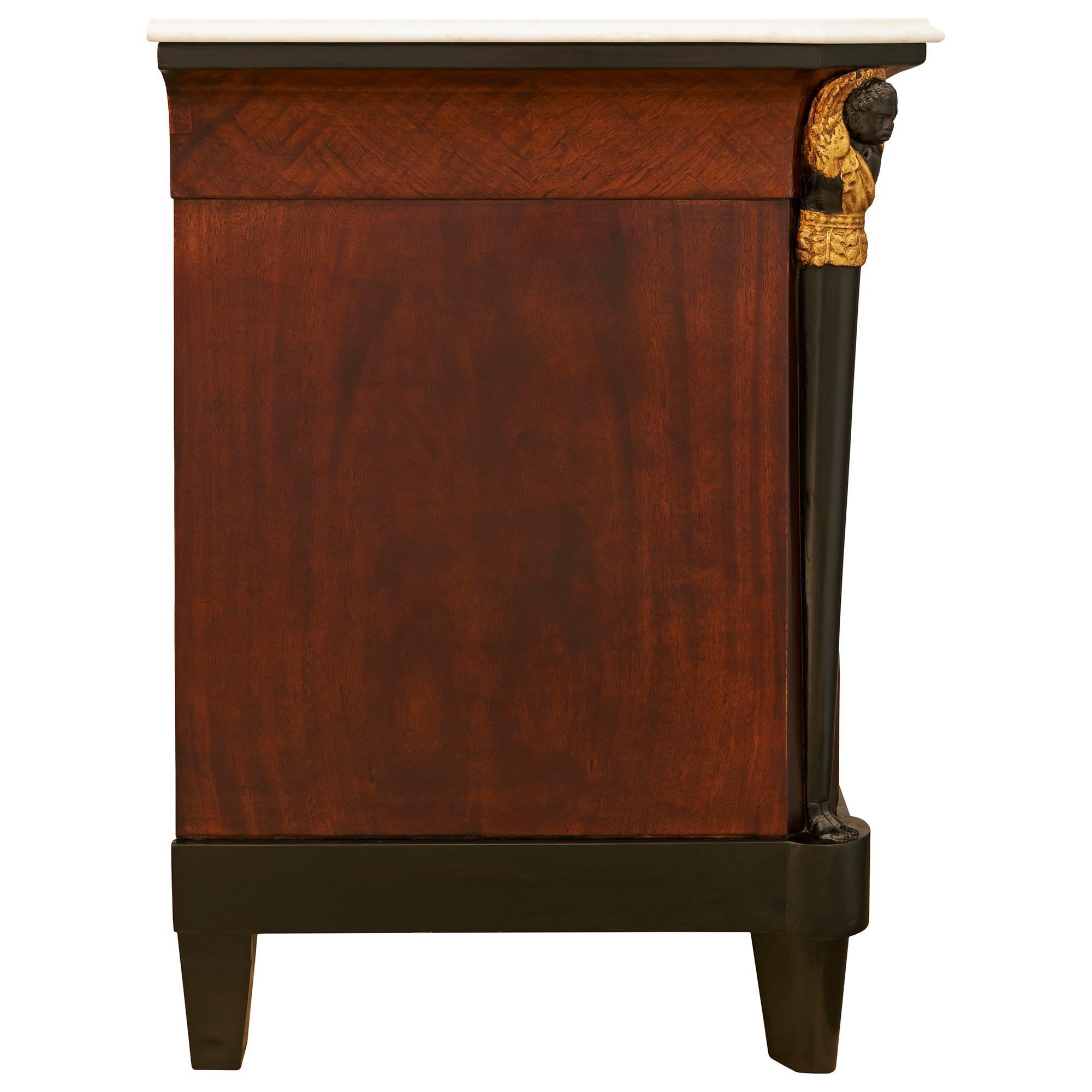 coppia di comò italiani del XIX secolo in legno di frutto, mogano, legno d'orato e marmo In condizioni buone in vendita a West Palm Beach, FL