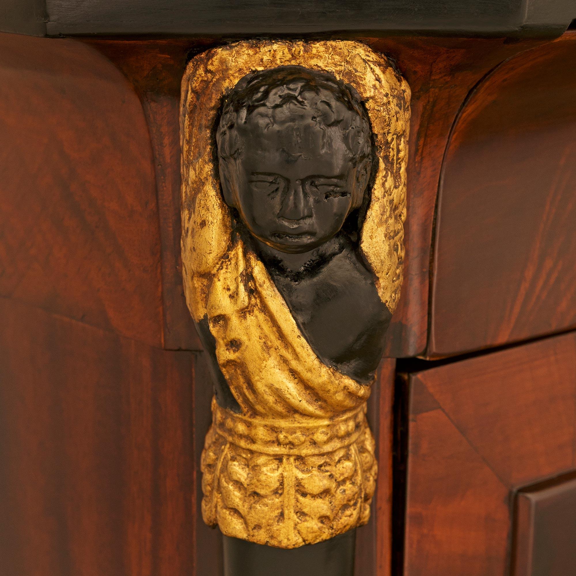 Similoro coppia di comò italiani del XIX secolo in legno di frutto, mogano, legno d'orato e marmo in vendita