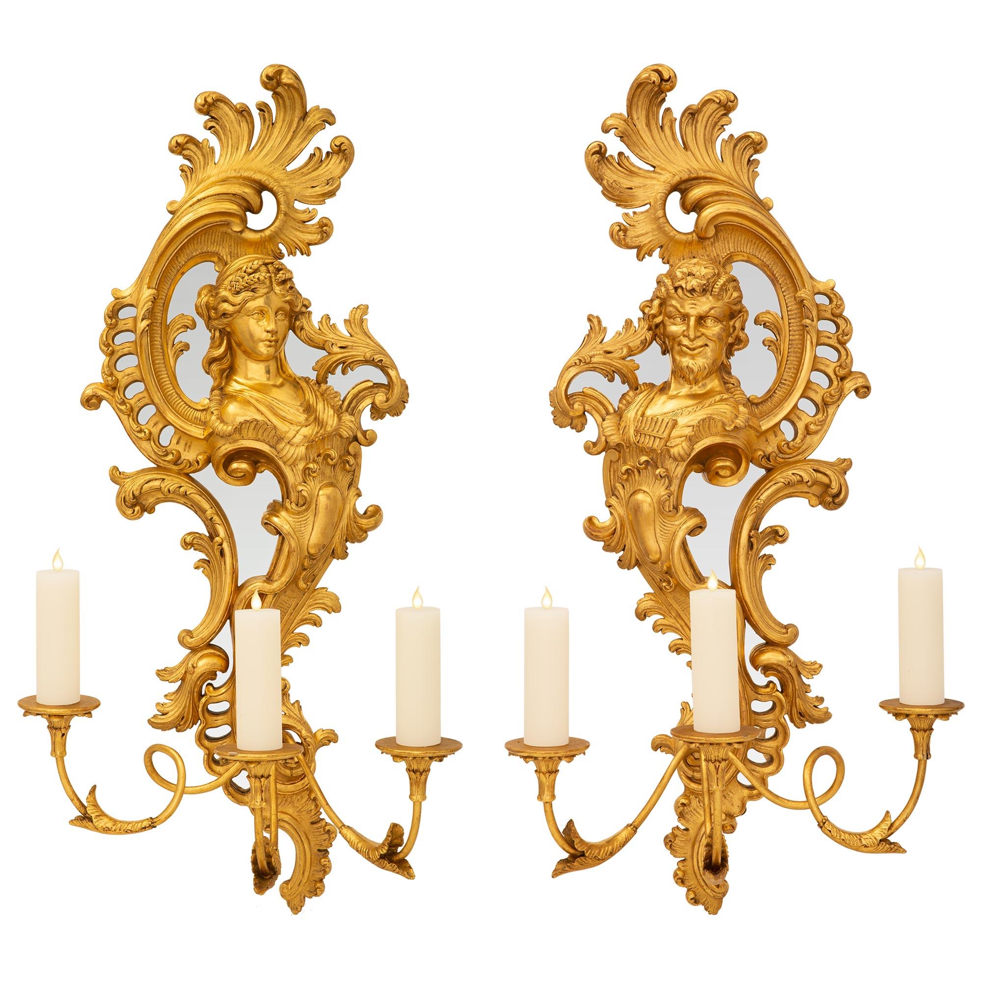 Zwei italienische dreiarmige Wandleuchter aus vergoldetem Holz und Spiegeln aus dem 19. Jahrhundert im Angebot 7