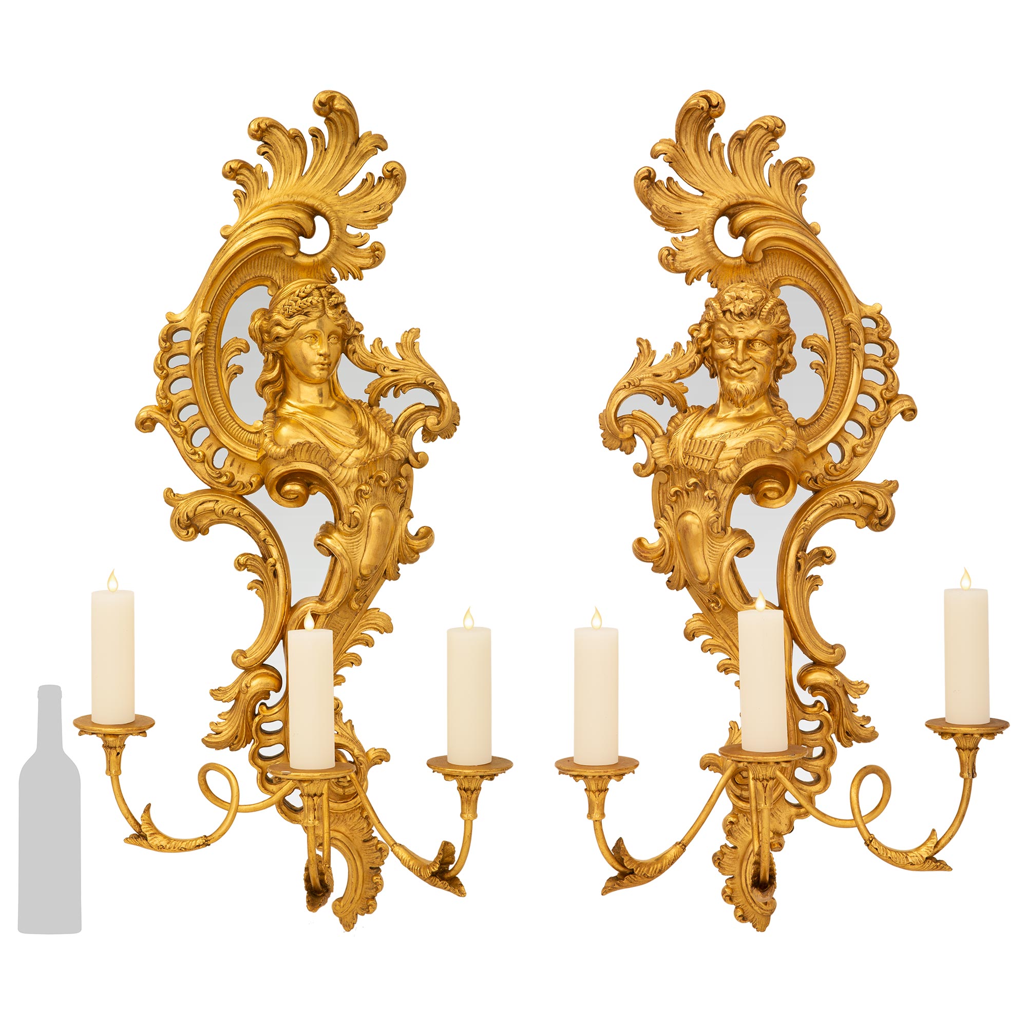 Paire d'appliques italiennes du 19ème siècle à trois bras en bois doré et miroir