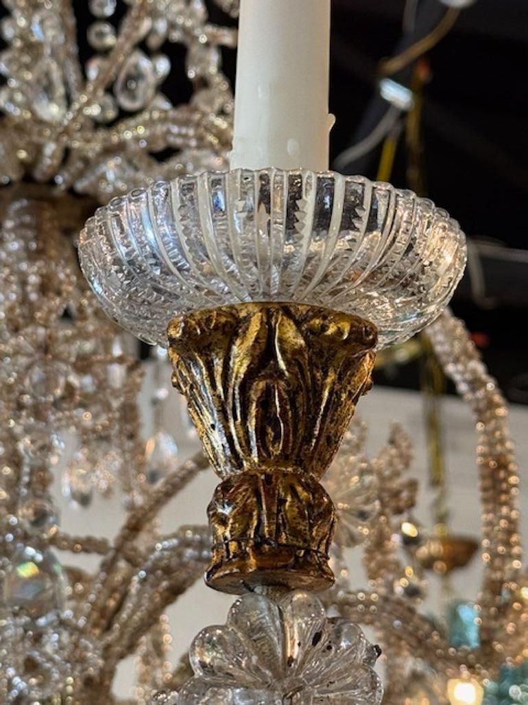 Paire de lustres italiens du 19ème siècle en bois doré avec cristaux et perles Bon état - En vente à Dallas, TX