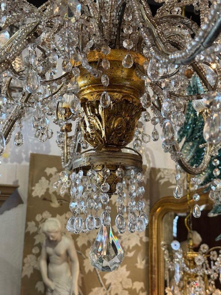 XIXe siècle Paire de lustres italiens du 19ème siècle en bois doré avec cristaux et perles en vente
