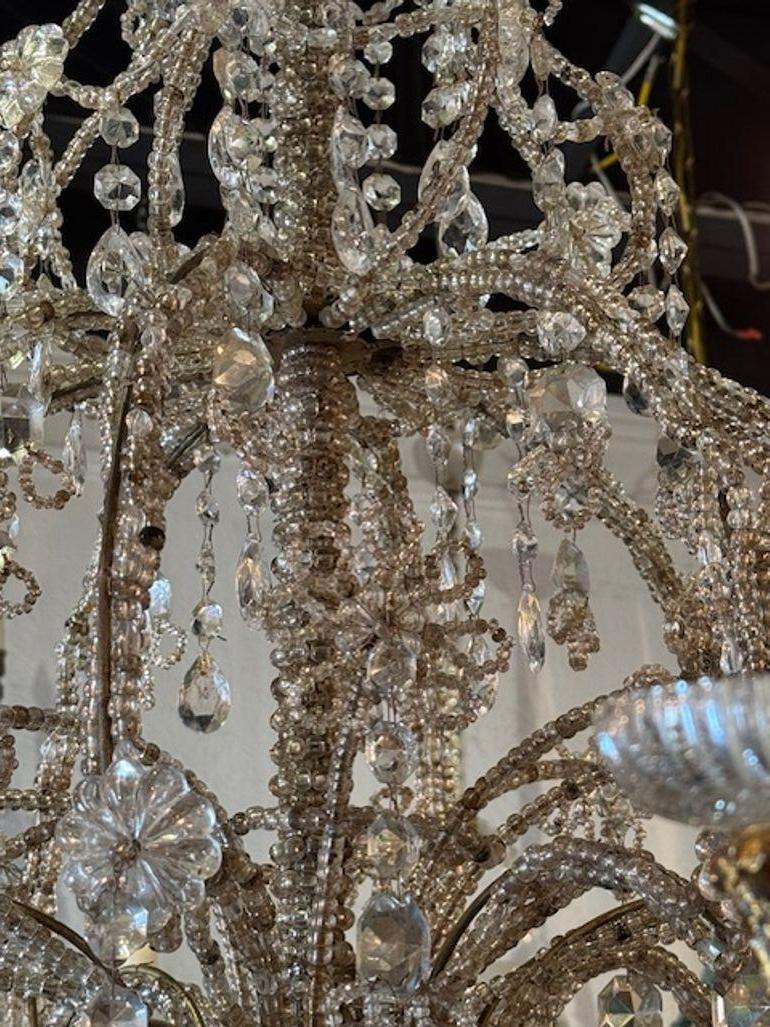 Cristal Paire de lustres italiens du 19ème siècle en bois doré avec cristaux et perles en vente