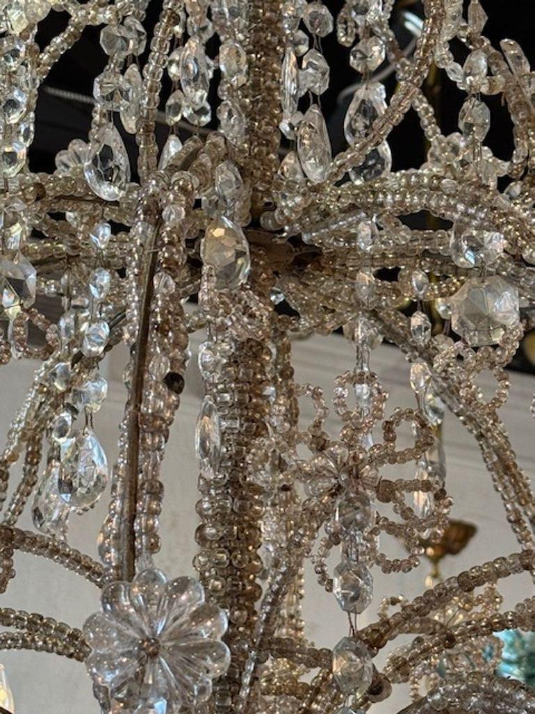 Paire de lustres italiens du 19ème siècle en bois doré avec cristaux et perles en vente 1